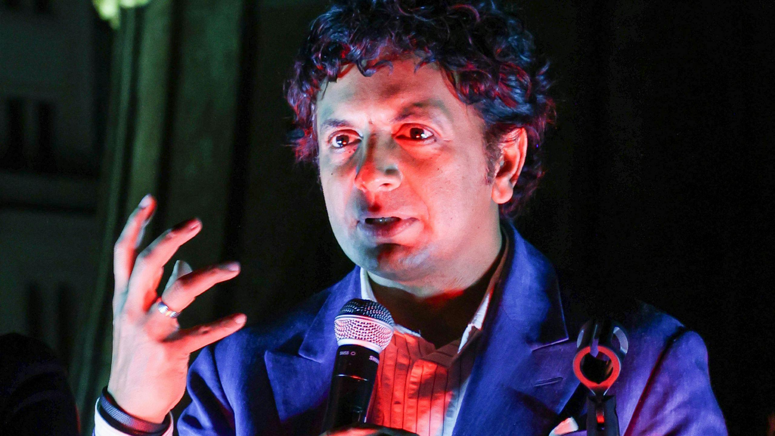 El director M. Night Shyamalan durante la presentación de su película 'La trampa' en Madrid