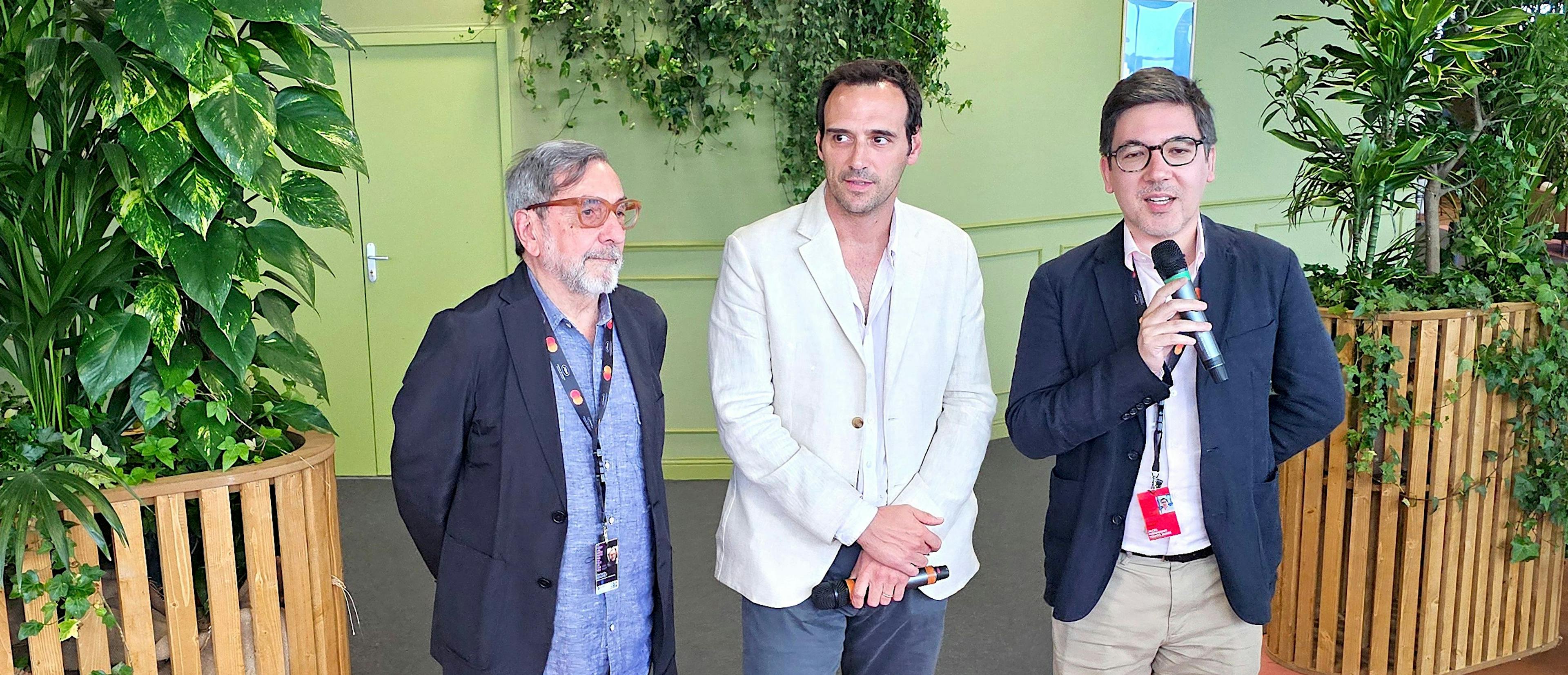 Bernardo Bergeret, codirector ejecutivo de Ventana Sur, Facundo Ponce de León, presidente de ACAU, y Guillaume Esmiel, director delegado del Marché du Film,