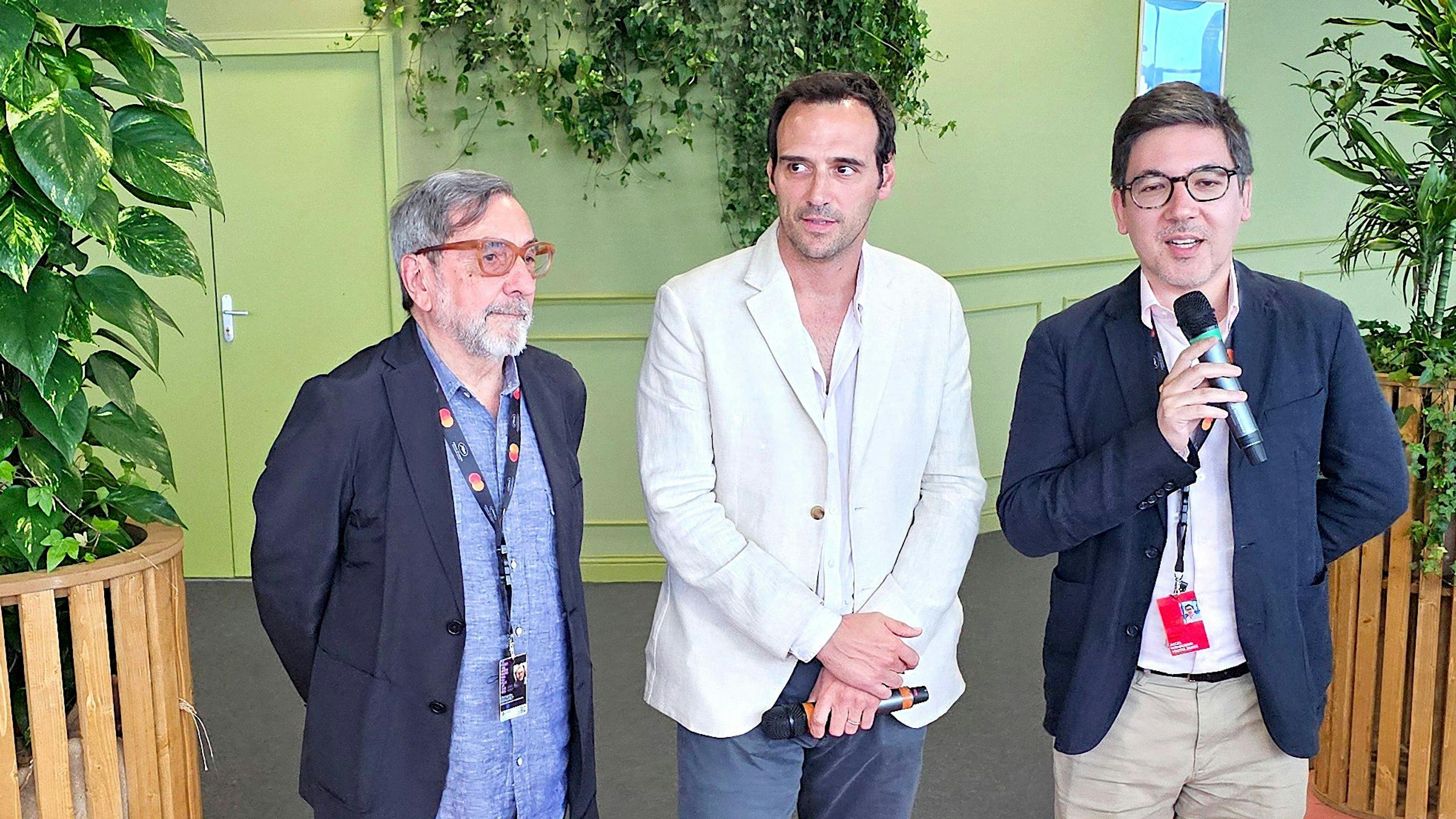 Bernardo Bergeret, codirector ejecutivo de Ventana Sur, Facundo Ponce de León, presidente de ACAU, y Guillaume Esmiol, director delegado del Marché du Film,