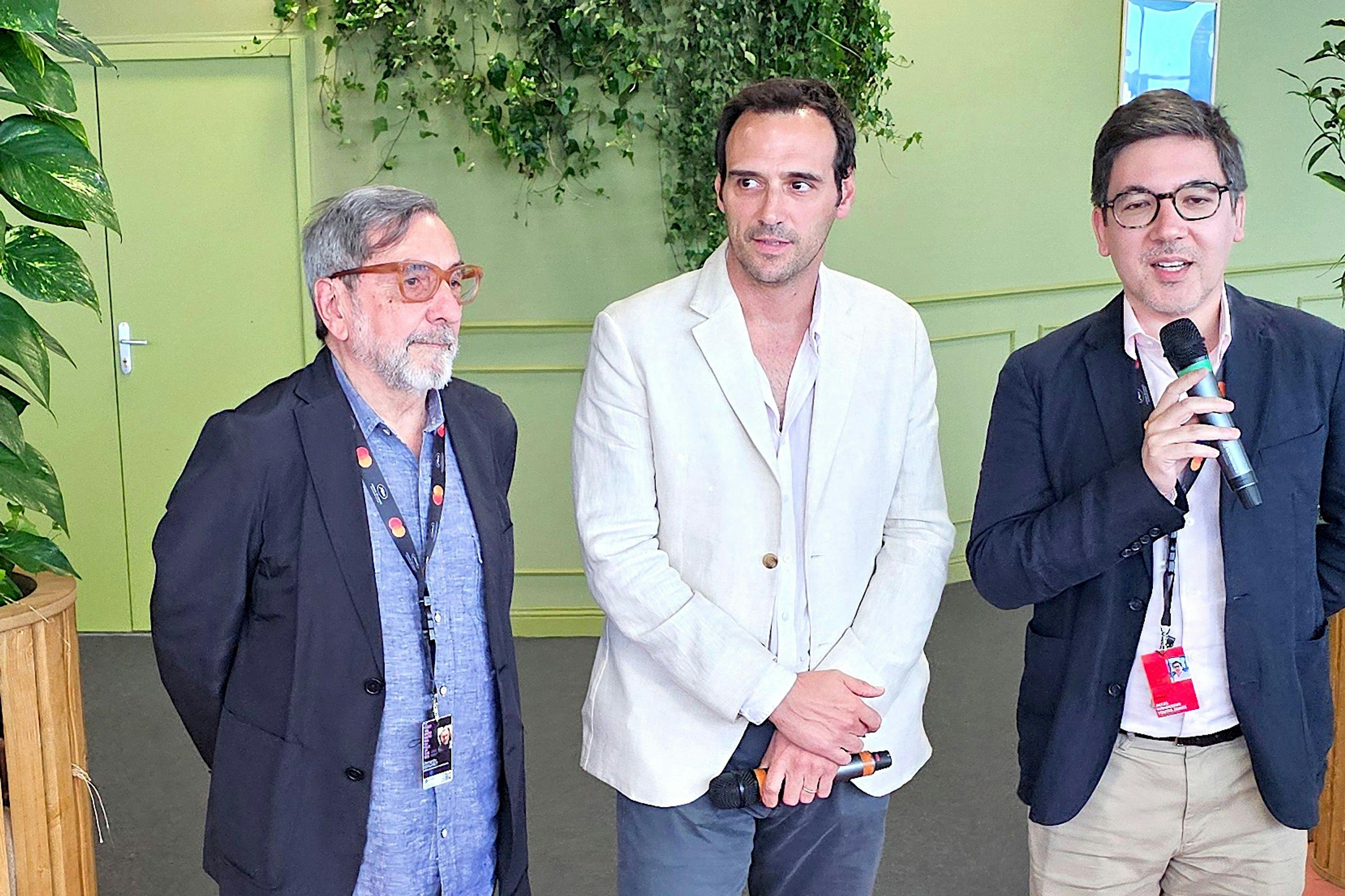 Bernardo Bergeret, codirector ejecutivo de Ventana Sur, Facundo Ponce de León, presidente de ACAU, y Guillaume Esmiol, director delegado del Marché du Film,