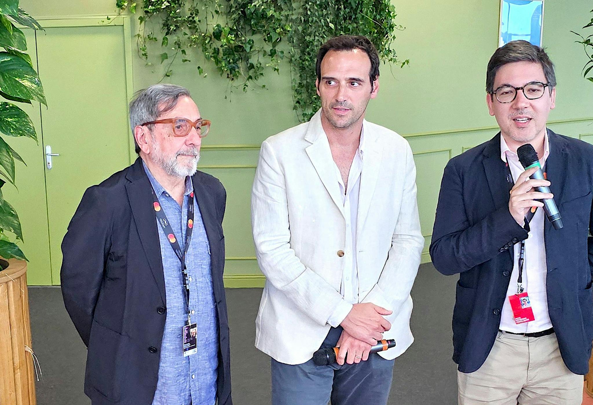 Bernardo Bergeret, codirector ejecutivo de Ventana Sur, Facundo Ponce de León, presidente de ACAU, y Guillaume Esmiel, director delegado del Marché du Film,