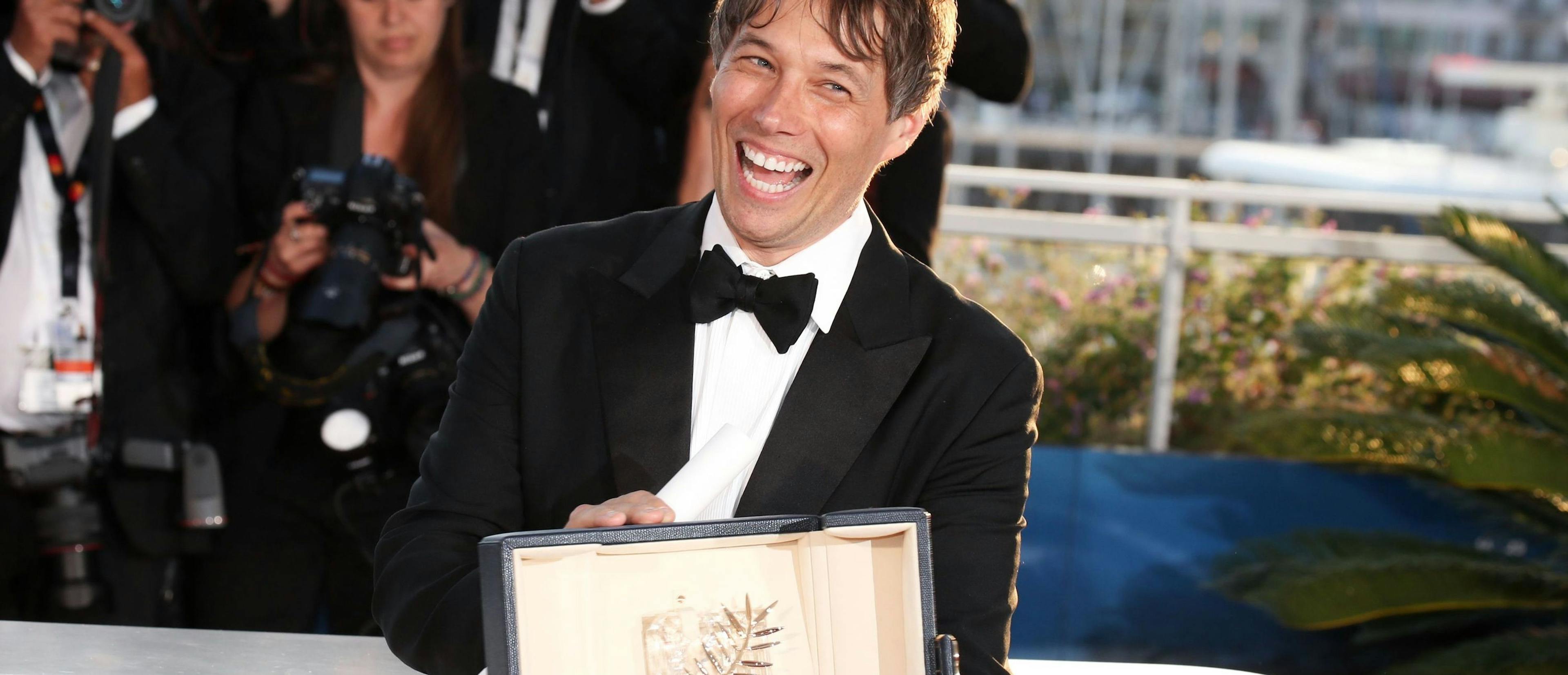 El director Sean Baker sonríe mientras posa con la Palma de Oro del Festival de Cannes 2024 para 'Anora'