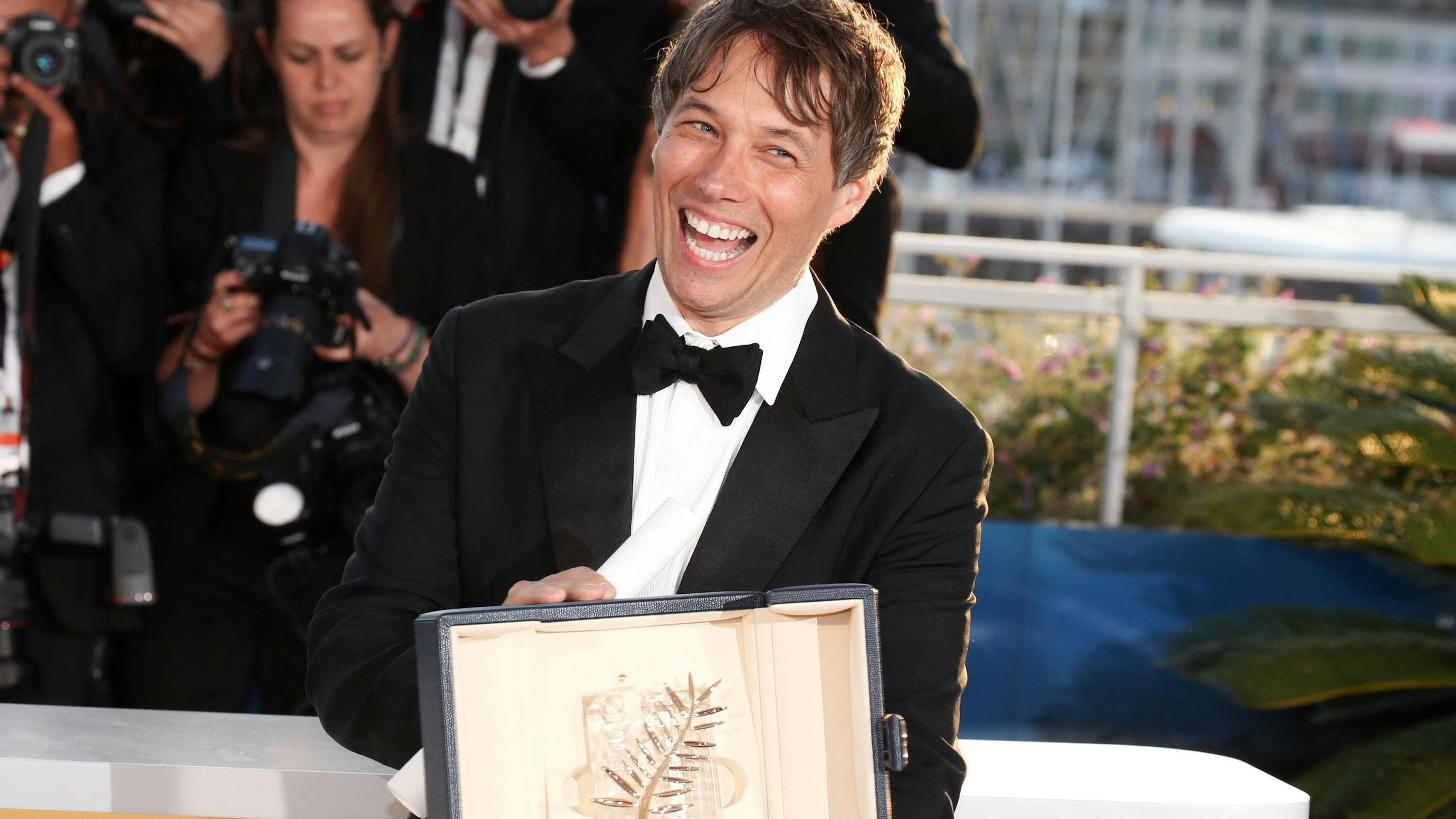El director Sean Baker sonríe mientras posa con la Palma de Oro del Festival de Cannes 2024 para 'Anora'