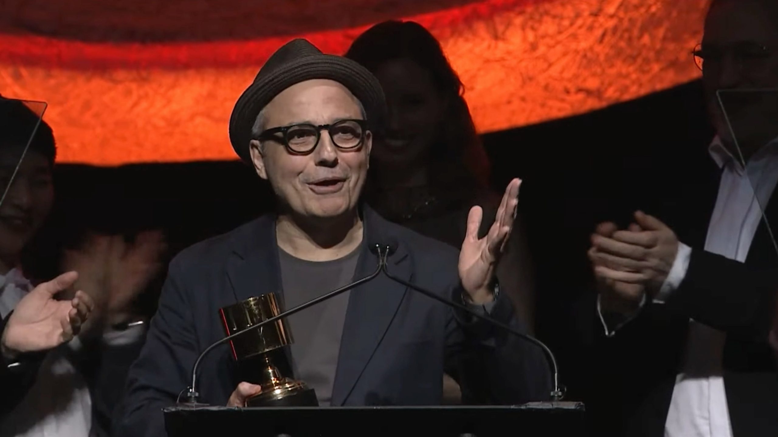 Pablo Berger, director de 'Robot dreams', agradece el premio a la Mejor Película independiente en los Annie Awards 2024