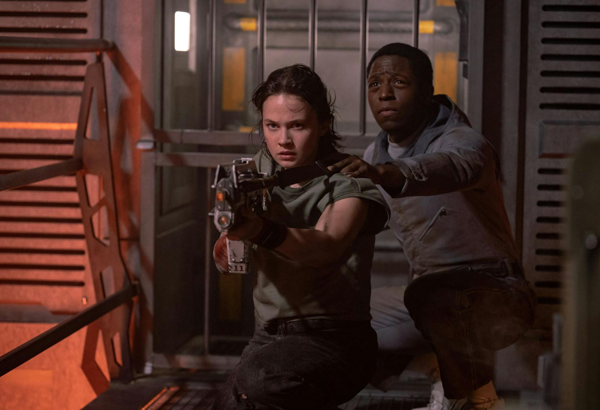 Cailee Spaeny y David Jonsson como Rain y Andy en un fotograma de 'Alien: Romulus'