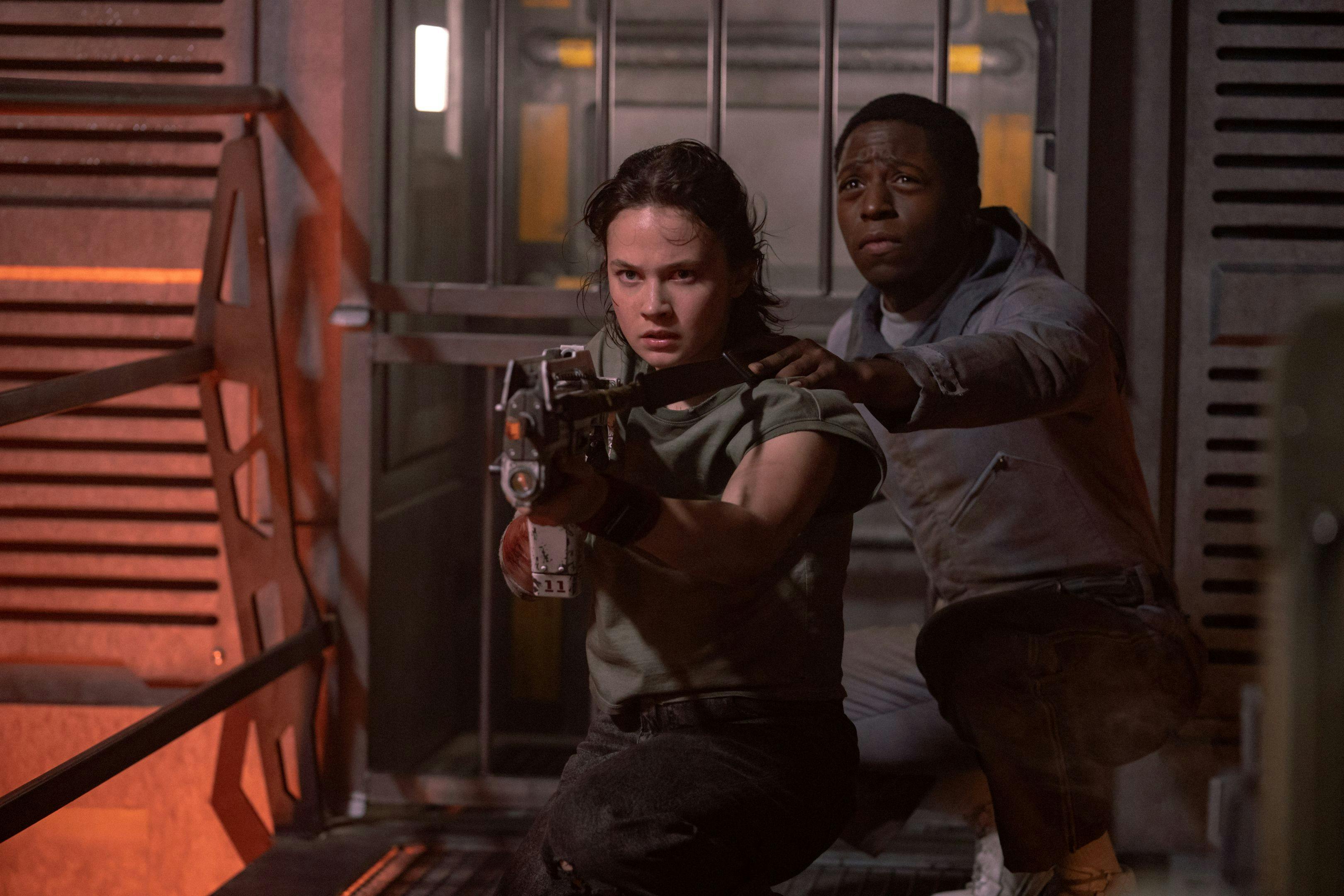 Cailee Spaeny y David Jonsson como Rain y Andy en un fotograma de 'Alien: Romulus'