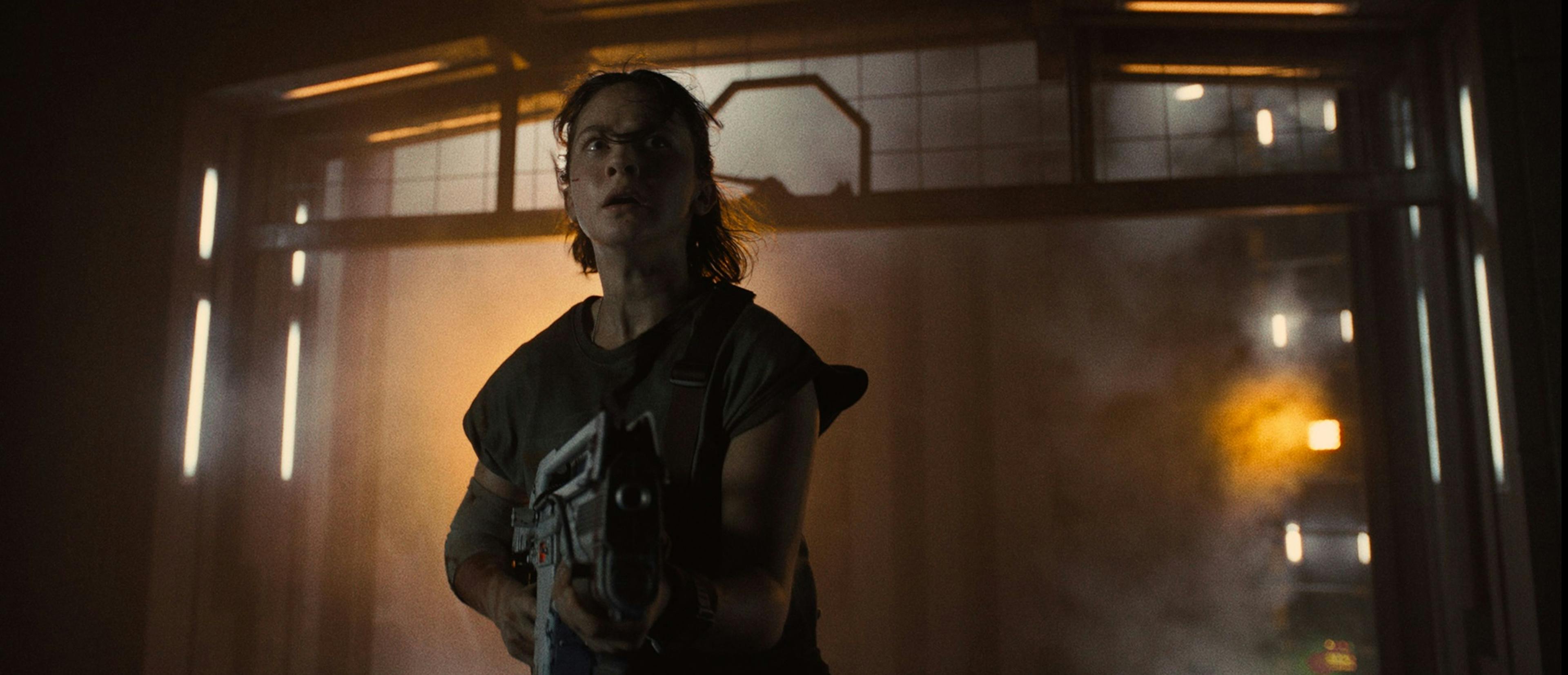 Cailee Spaeny como Rain Carradine, con pistola en mano, en 'Alien: Romulus', de Fede Álvarez