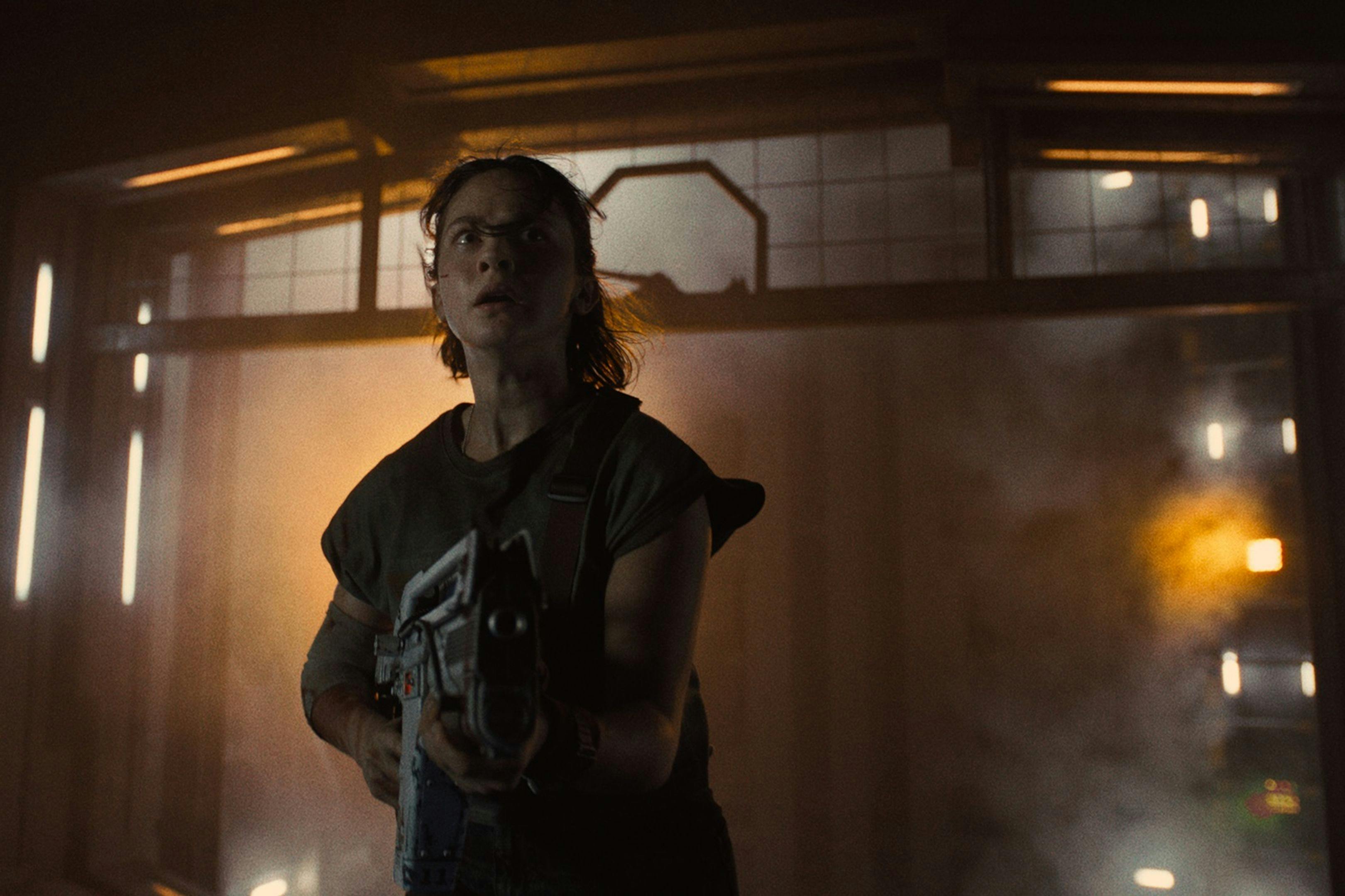 Cailee Spaeny como Rain Carradine, con pistola en mano, en 'Alien: Romulus', de Fede Álvarez