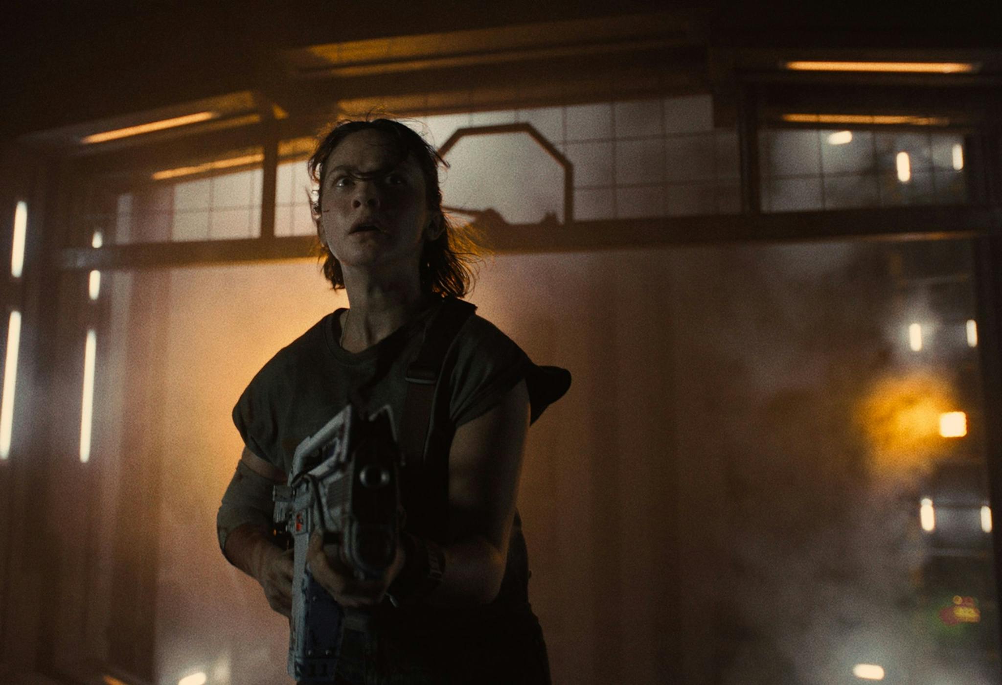 Cailee Spaeny como Rain Carradine, con pistola en mano, en 'Alien: Romulus', de Fede Álvarez