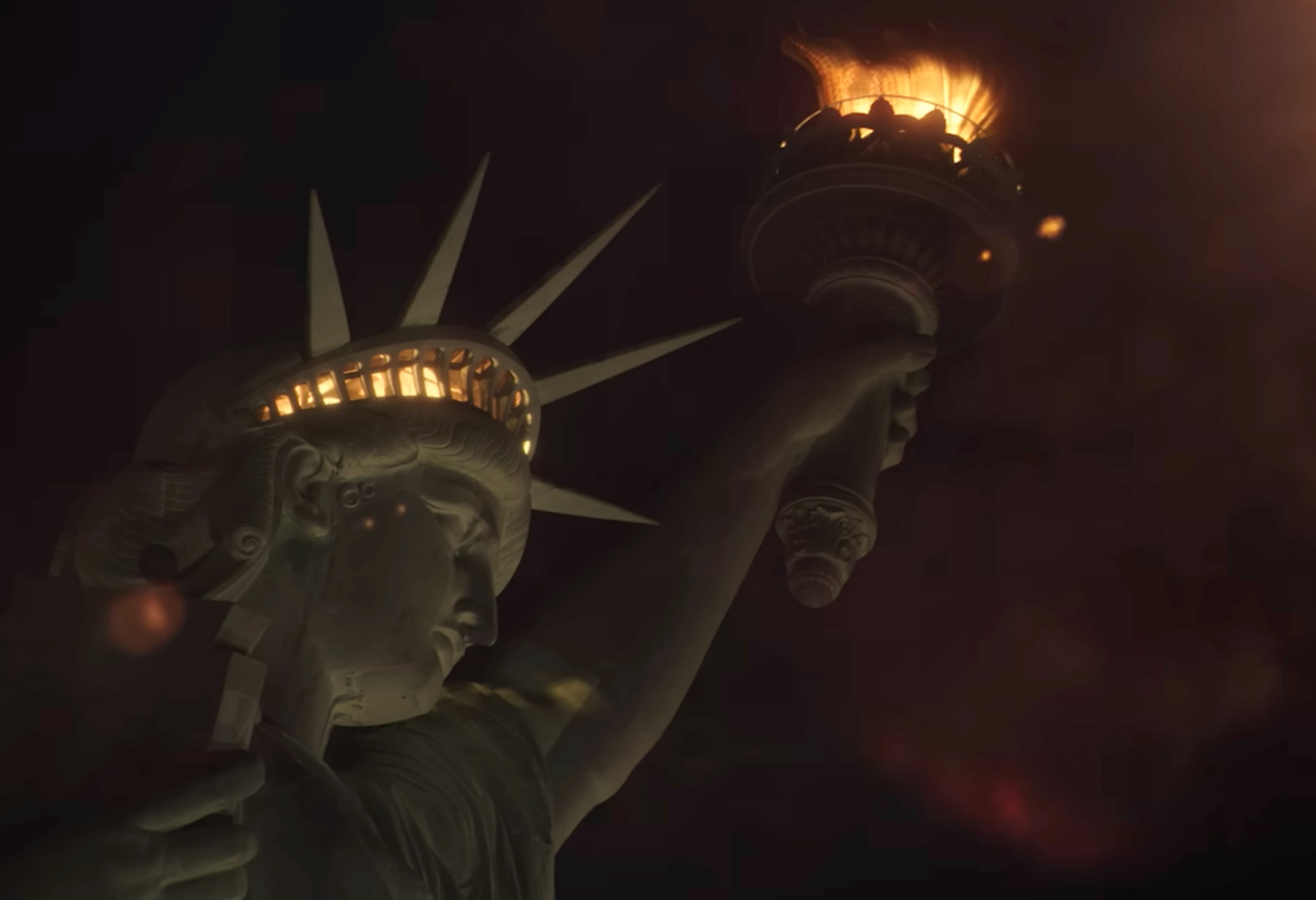 La Estatua de la Libertad iluminada por el fuego en una imagen de 'Megalópolis', de Francis Ford Coppola
