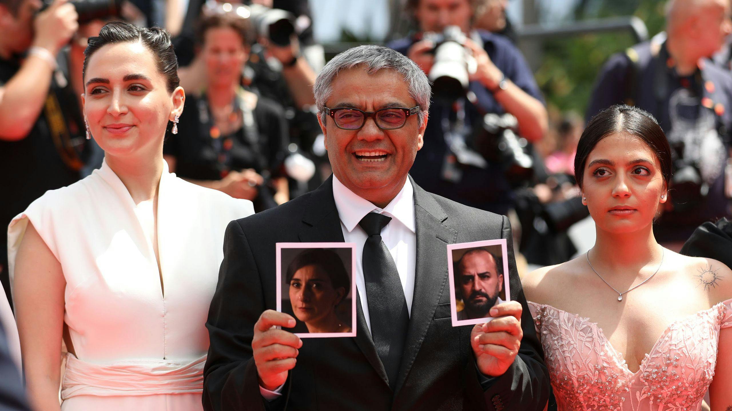 El director Mohammad Rasoulof posa con parte del reparto de 'The seed of the sacred fig' en el Festival de Cannes 2024