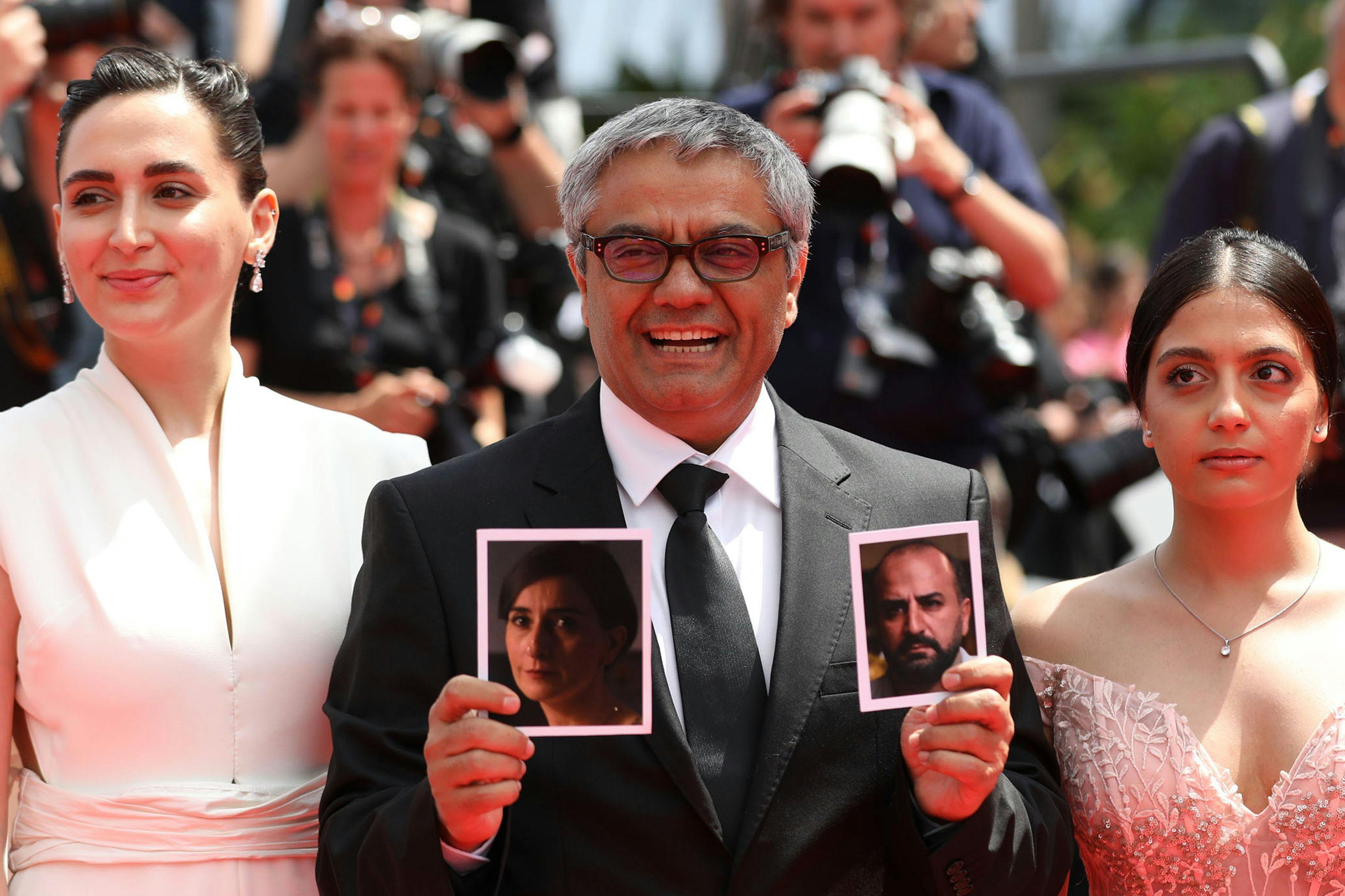 El director Mohammad Rasoulof posa con parte del reparto de 'The seed of the sacred fig' en el Festival de Cannes 2024