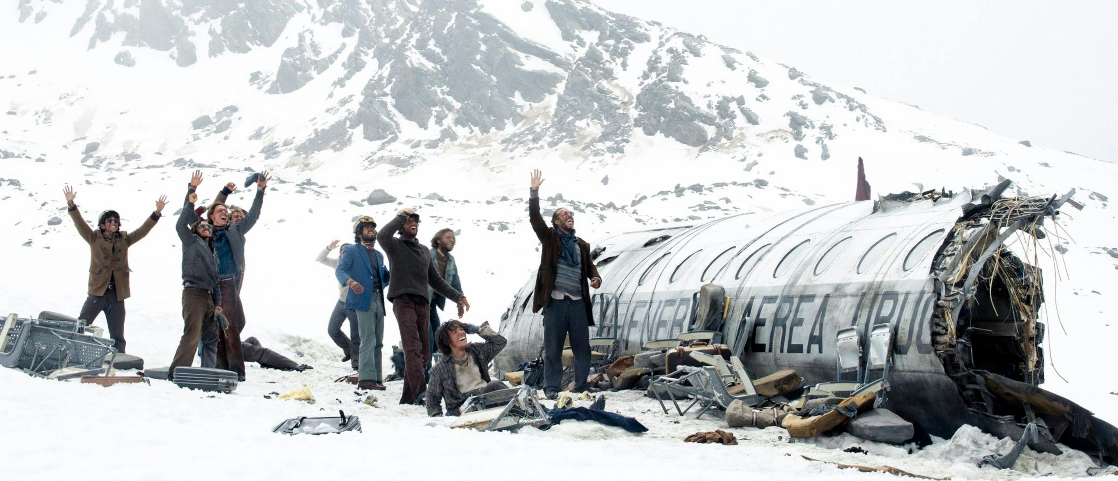 Fotograma promocional de 'La sociedad de la nieve', la película de Juan Antonio Bayona que clausura el Festival de Venecia 2023
