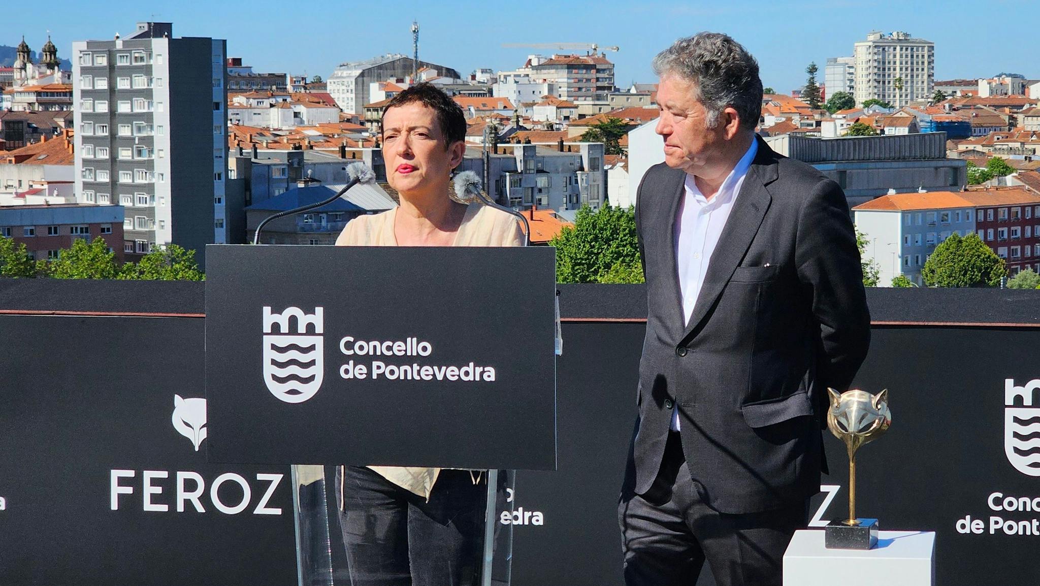 La presidenta de la Asociación de Informadores Cinematográficos de España, María Guerra, y el alcalde de Pontevedra, Miguel Anxo Fernández Lores, presentan el acuerdo para los Premios Feroz 2025 y 2026