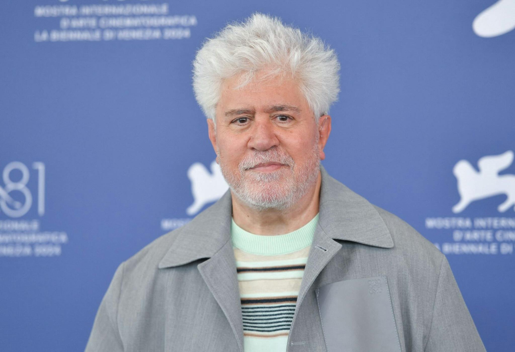 Pedro Almodóvar posa en la alfombra roja del Festival de Venecia, donde ha presentado 'La habitación de al lado'