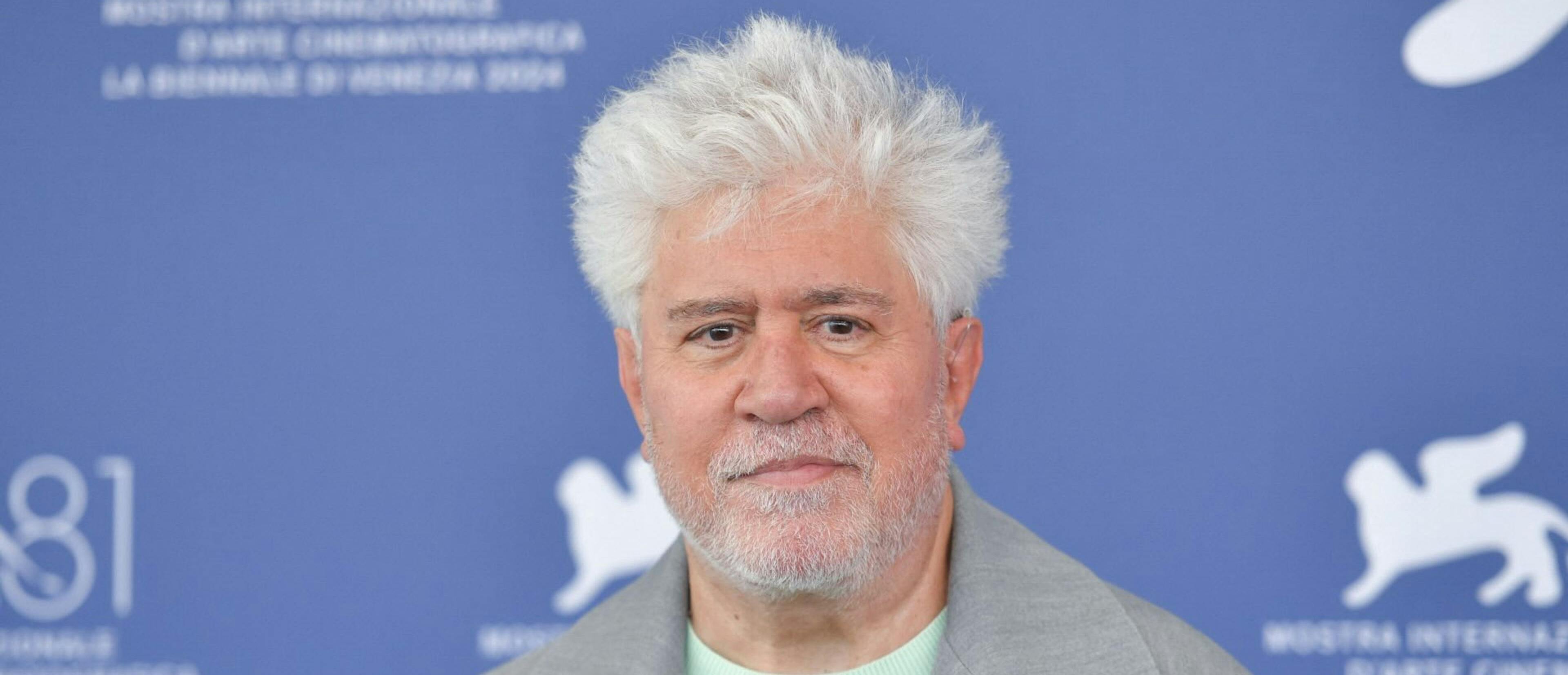 Pedro Almodóvar posa en la alfombra roja del Festival de Venecia, donde ha presentado 'La habitación de al lado'