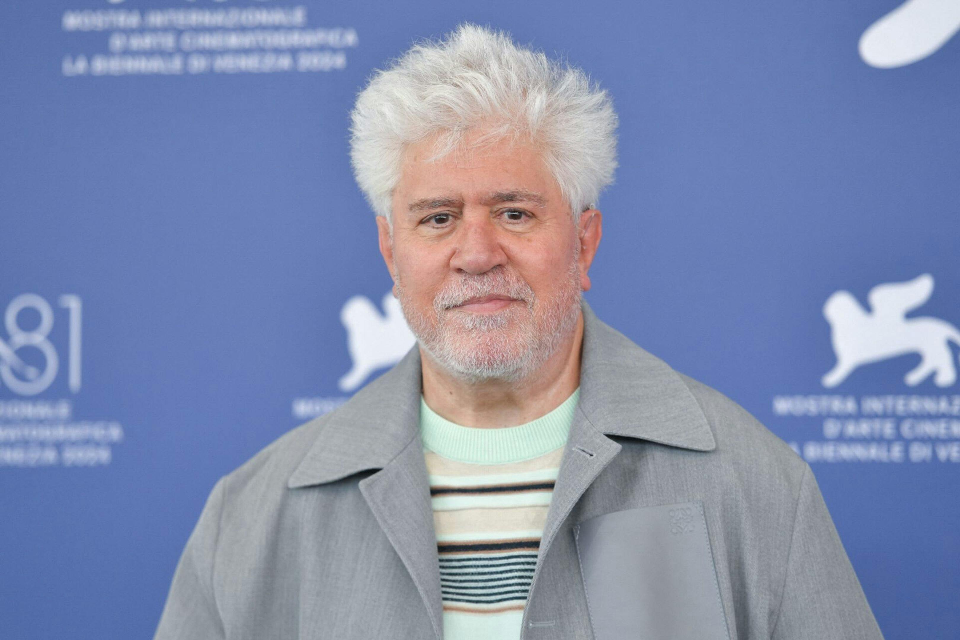 Pedro Almodóvar posa en la alfombra roja del Festival de Venecia, donde ha presentado 'La habitación de al lado'