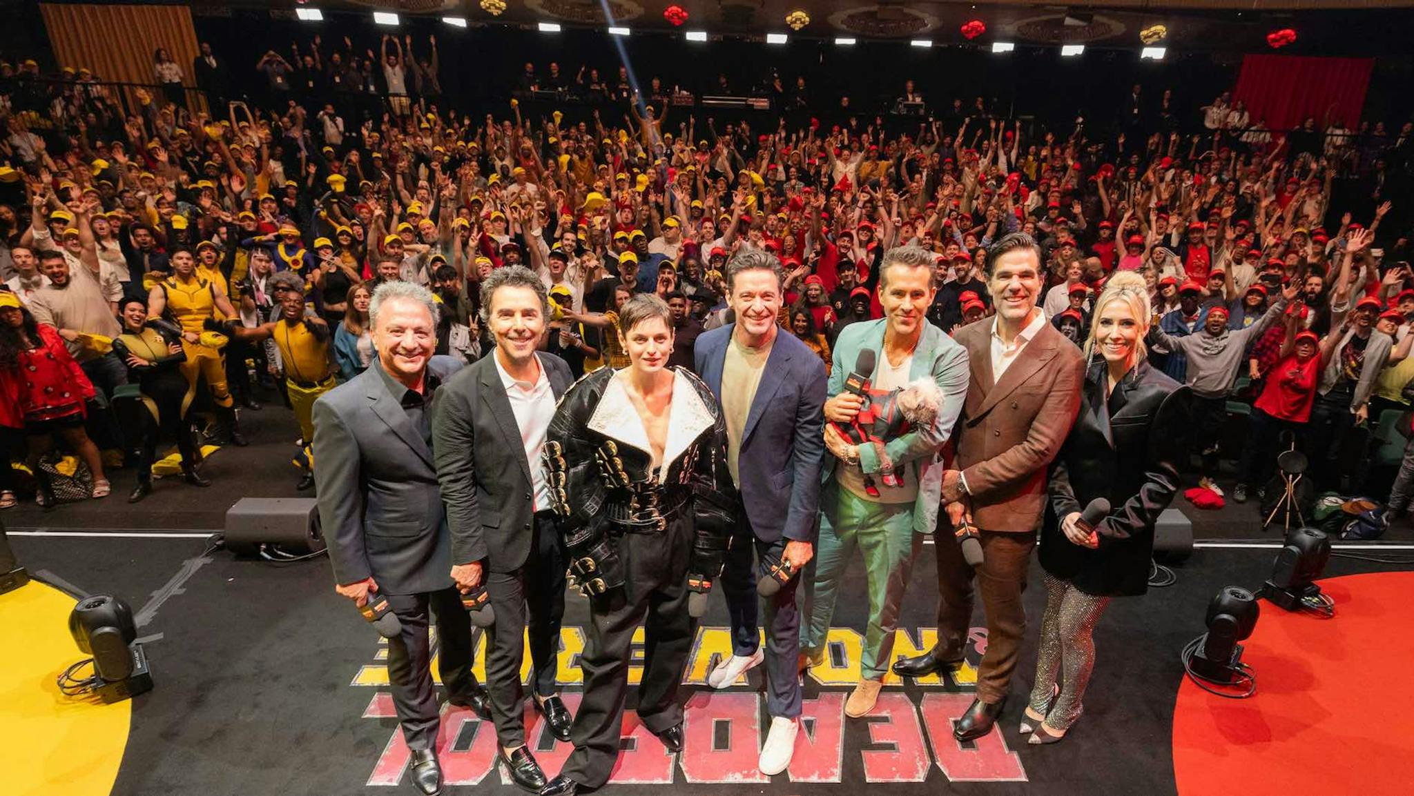 Shawn Levy, Emma Corrin, Hugh Jackman, Ryan Reynolds, Rob Delaney y Wendy Jacobson posan en la presentación mundial de 'Deadpool y Lobezno' en Londres