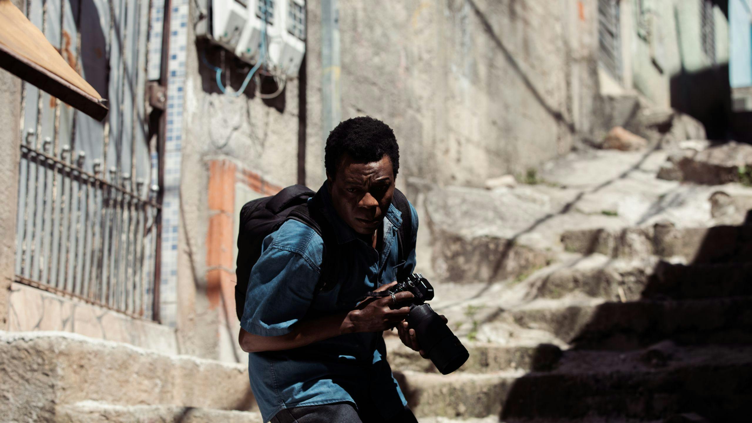 Alexandre Rodrigues como Buscapé, en un fotograma de la serie de Max 'Ciudad de Dios: La lucha sigue'