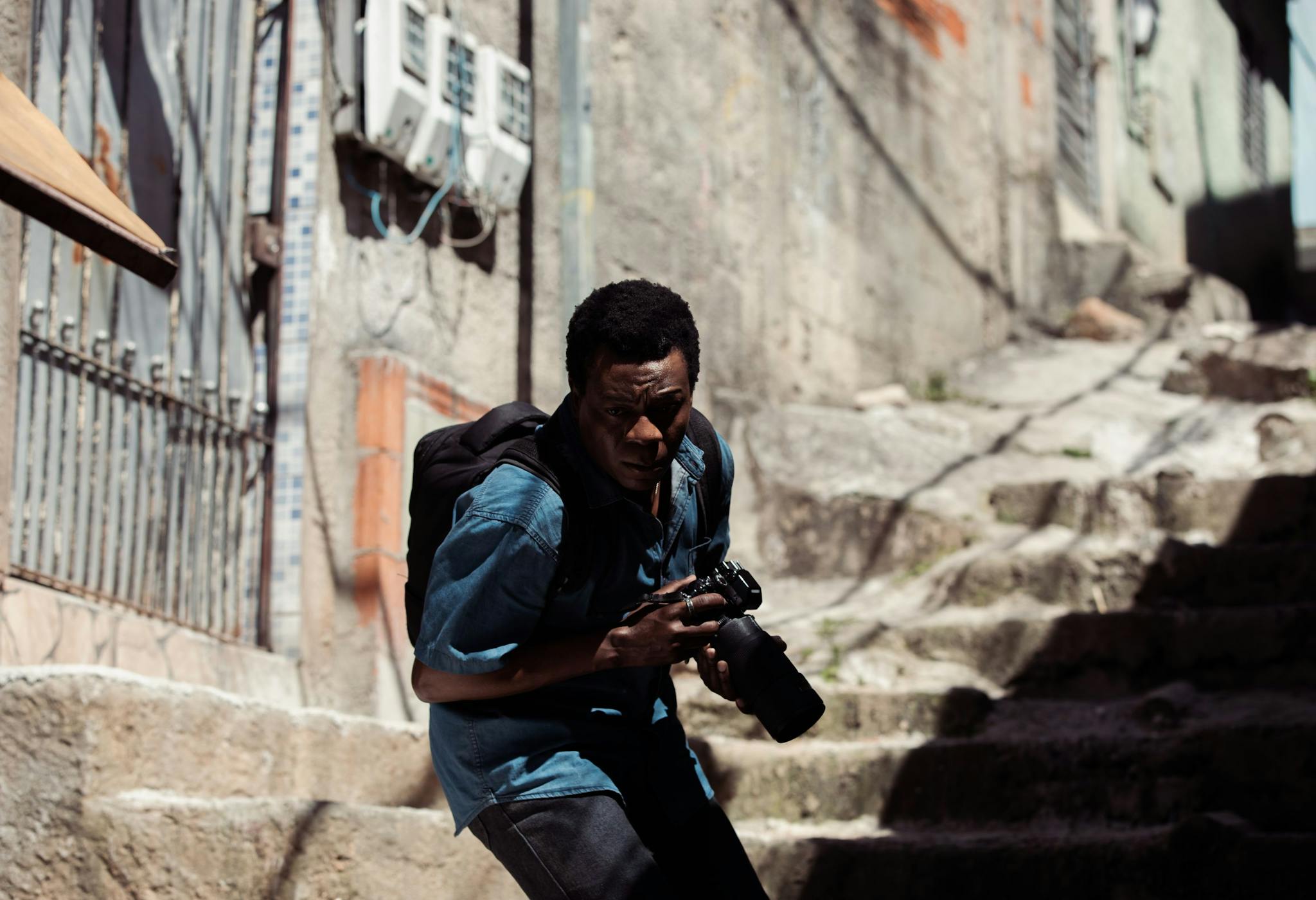 Alexandre Rodrigues como Buscapé, en un fotograma de la serie de Max 'Ciudad de Dios: La lucha sigue'