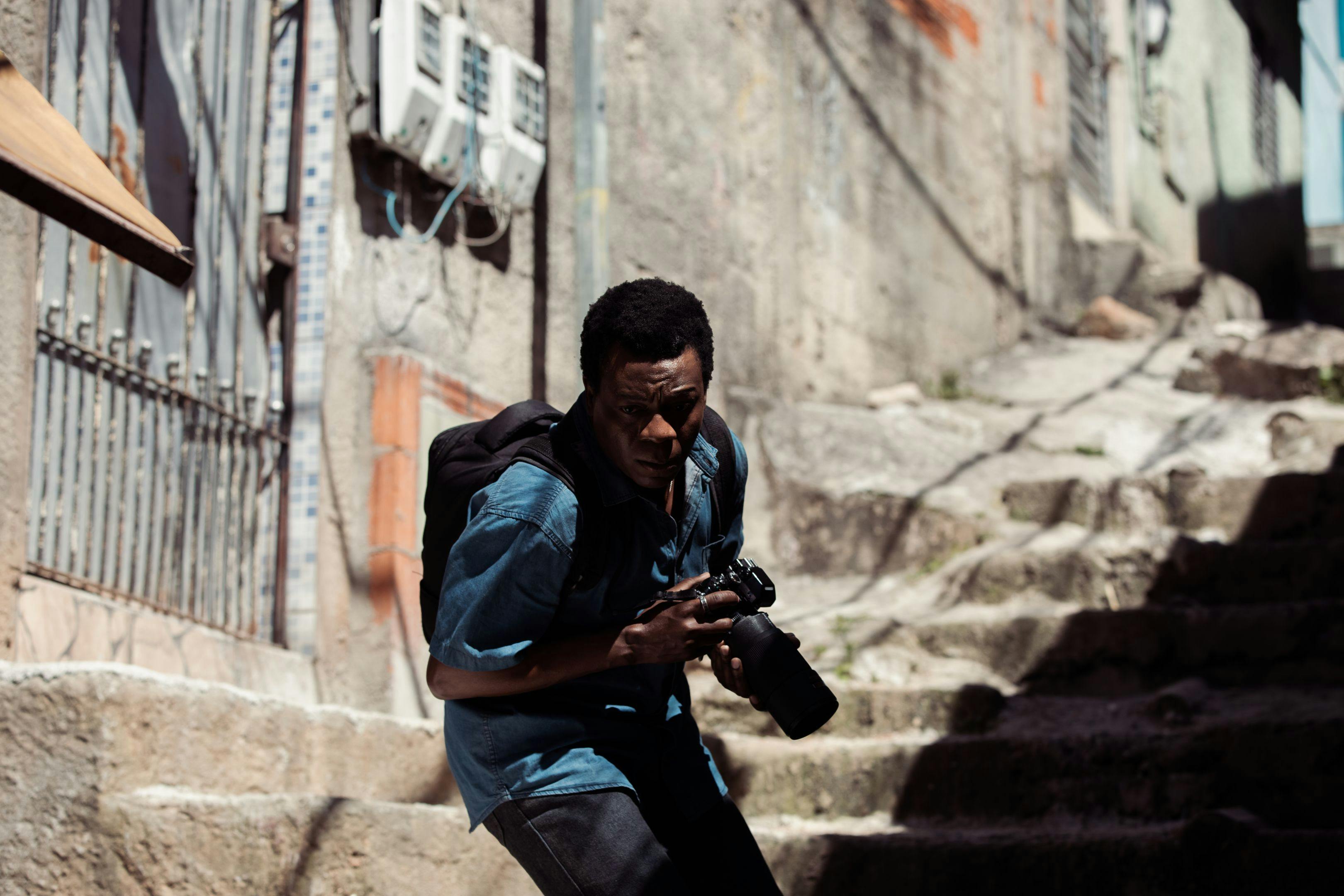 Alexandre Rodrigues como Buscapé, en un fotograma de la serie de Max 'Ciudad de Dios: La lucha sigue'