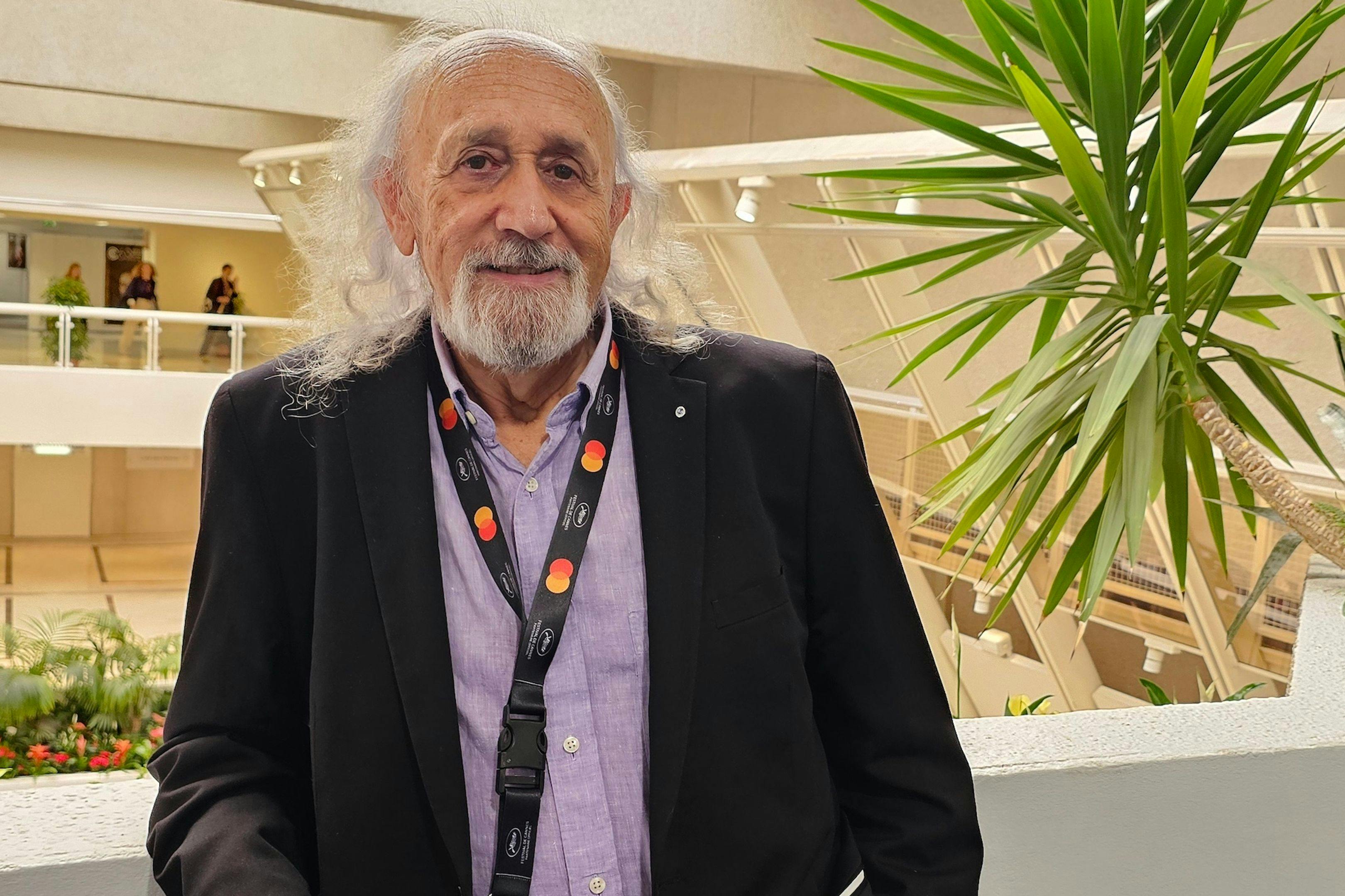 El director Montxo Armendáriz posa en el Palais des Festivals de Cannes durante la edición 77 del certamen