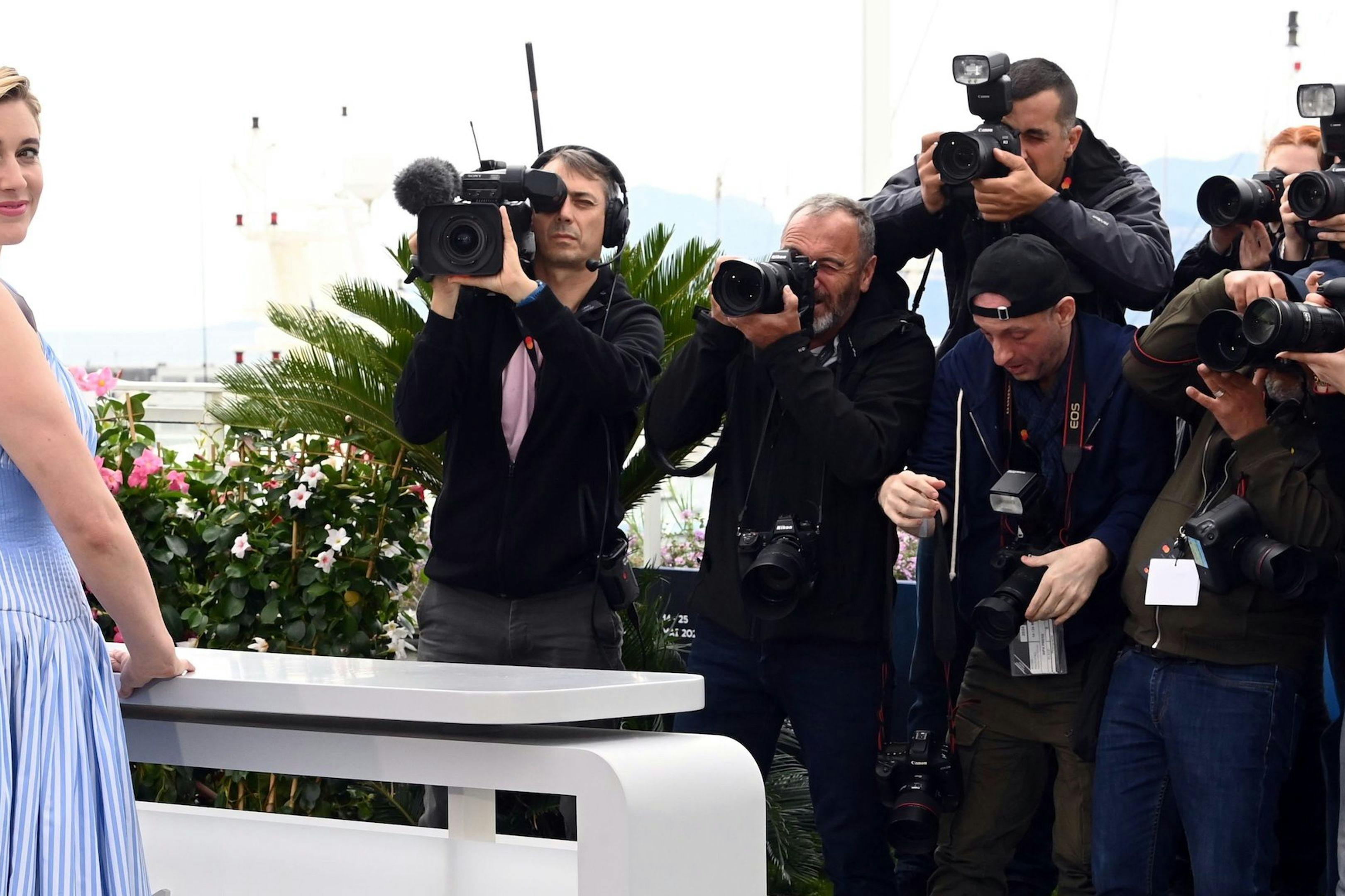 La directora Greta Gerwig posa ante los fotógrafos en la inauguración de la 77 edición del Festival de Cannes
