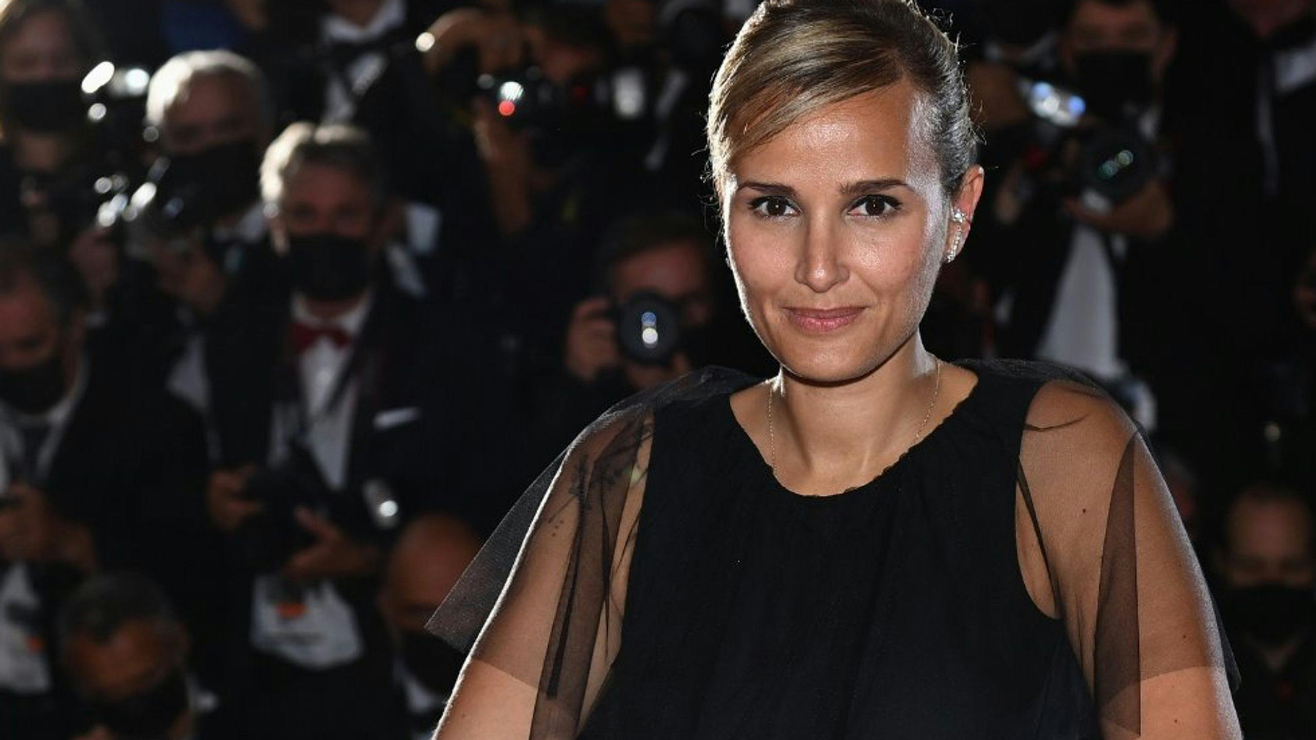 Julia Ducournau posa con su Palma de Oro por 'Titane', el segundo premio en Cannes para una directora