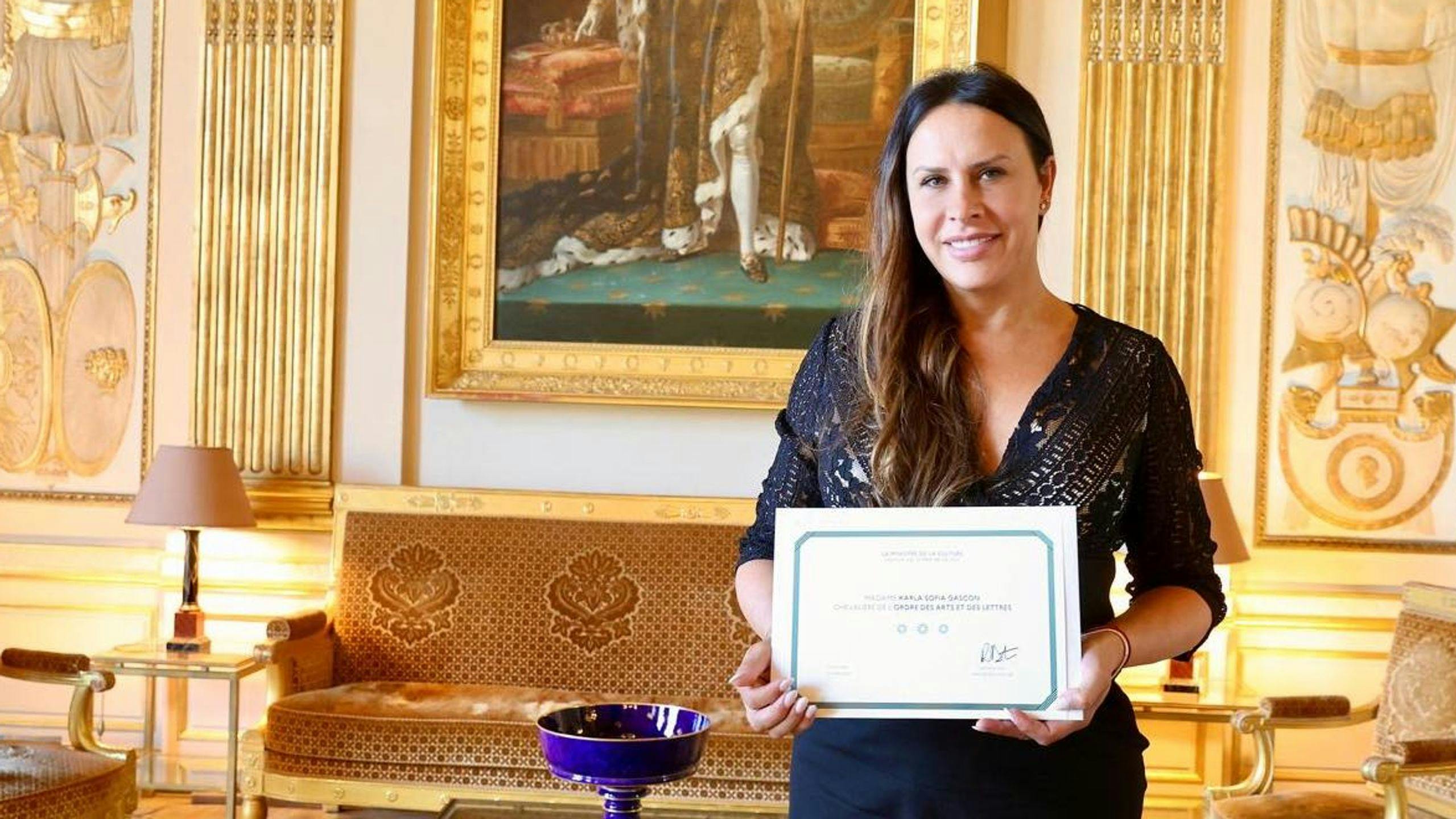 La española Karla Sofía Gascón posa con la Orden de las Artes y las Letras 