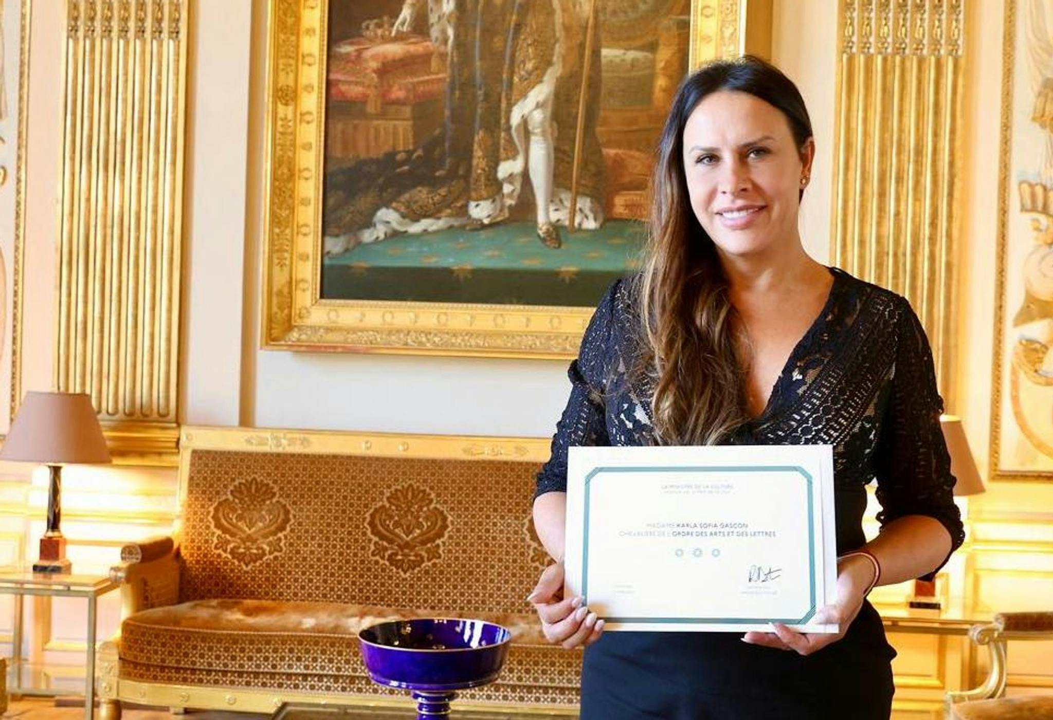 La española Karla Sofía Gascón posa con la Orden de las Artes y las Letras 
