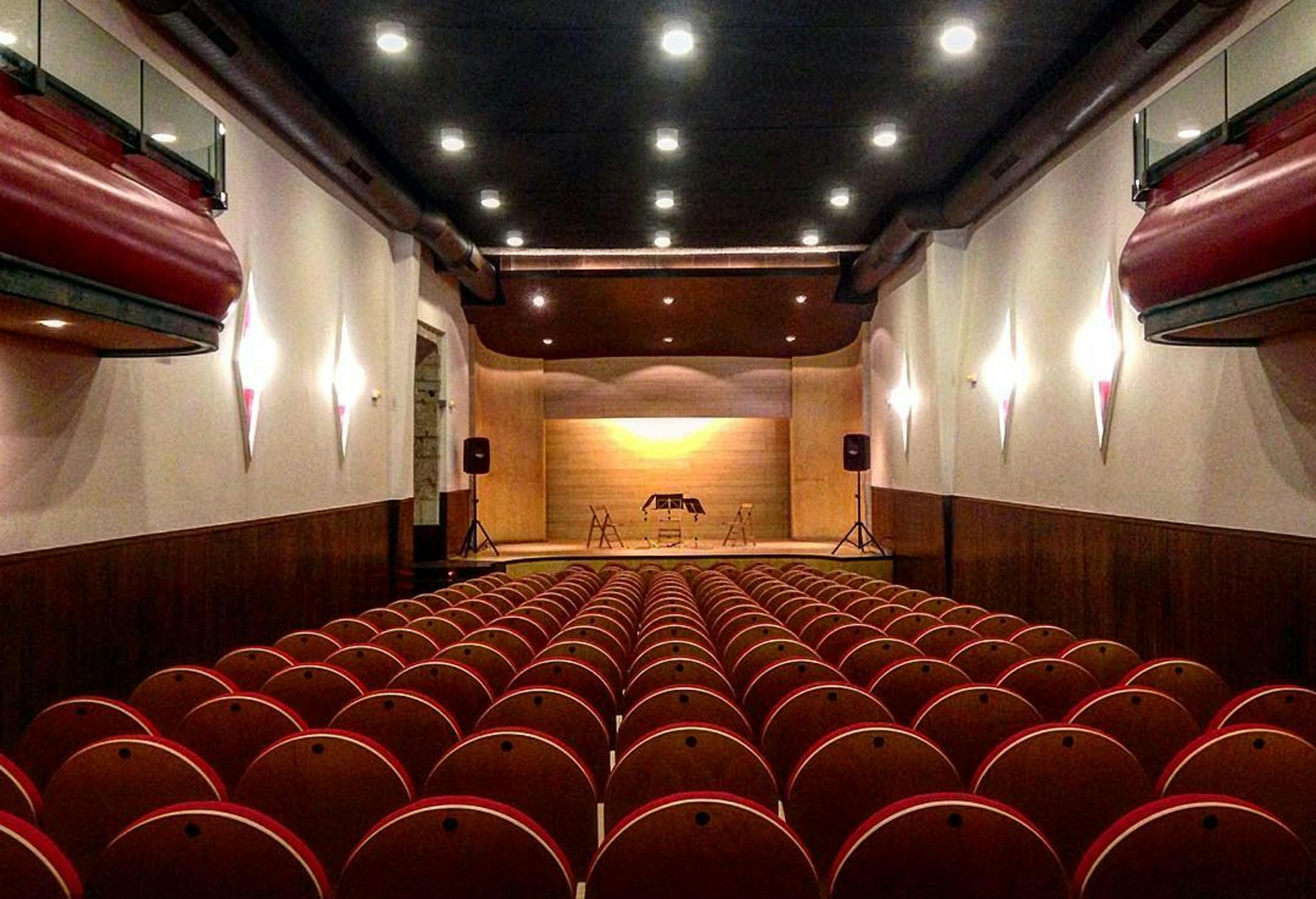 Panorámica de la sala principal del Cine Alfonsetti, en Betanzos