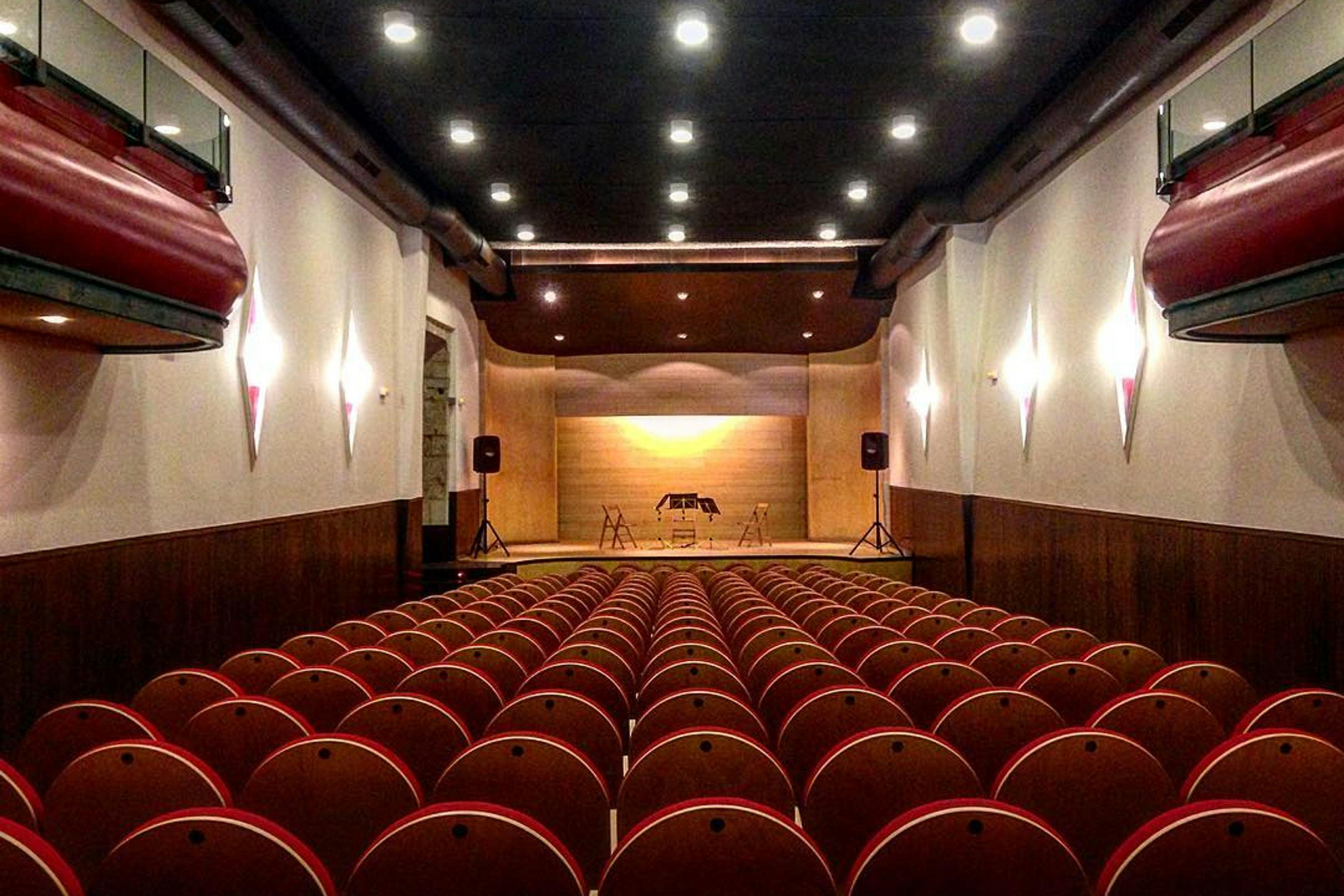 Panorámica de la sala principal del Cine Alfonsetti, en Betanzos