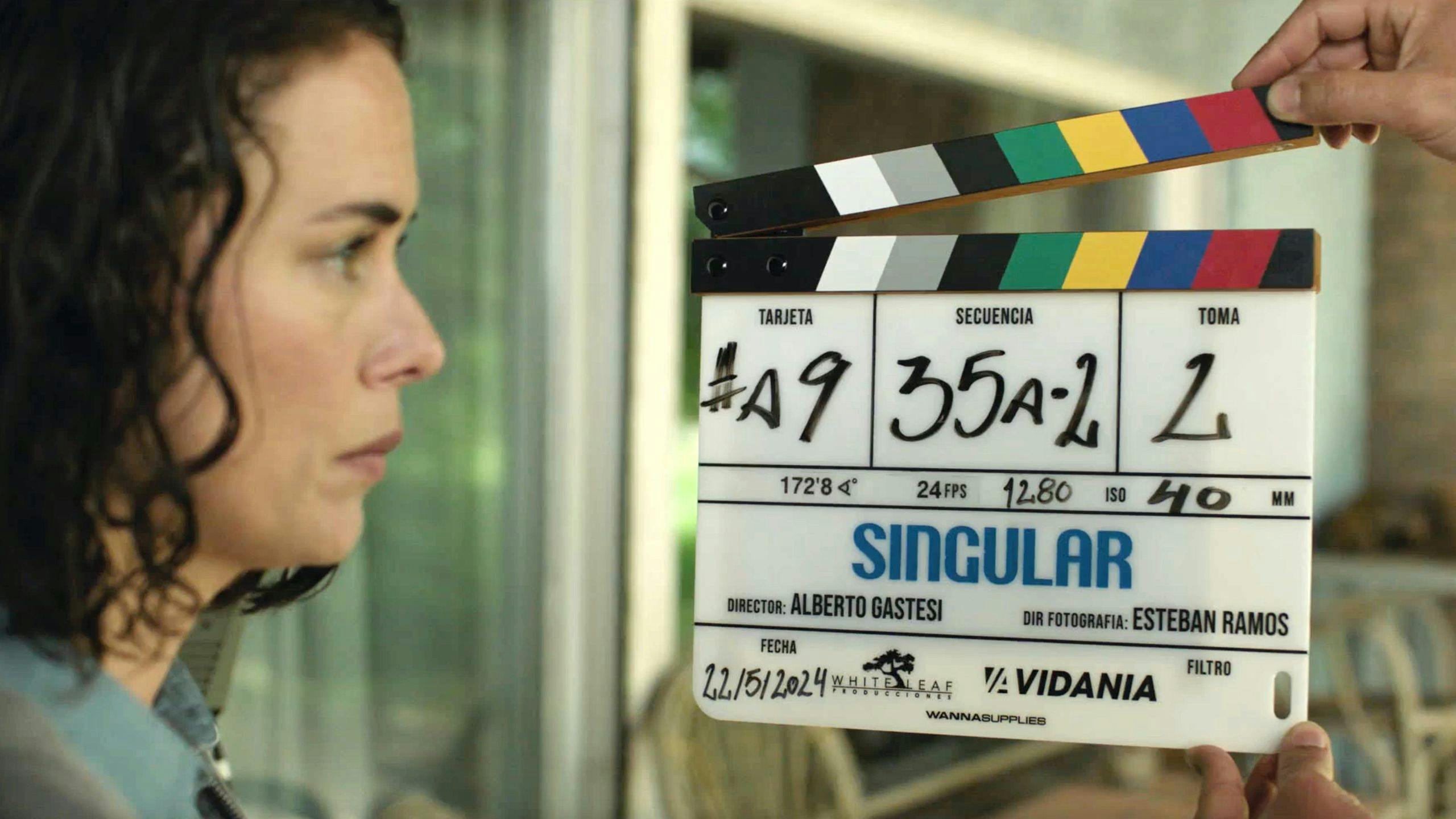 Fotografía del rodaje de 'Singular' con Patricia López Arnaiz ante una claqueta