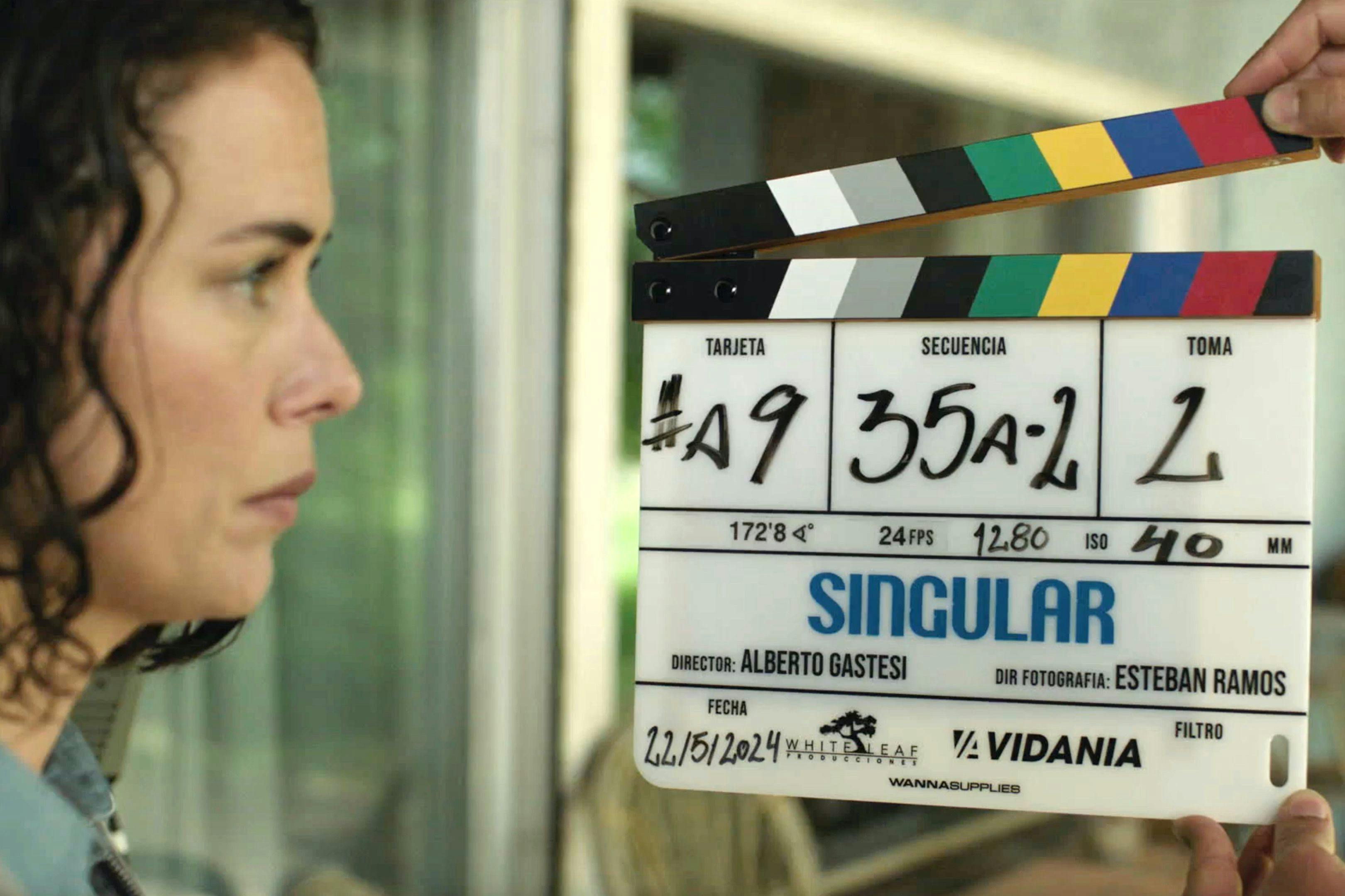 Fotografía del rodaje de 'Singular' con Patricia López Arnaiz ante una claqueta