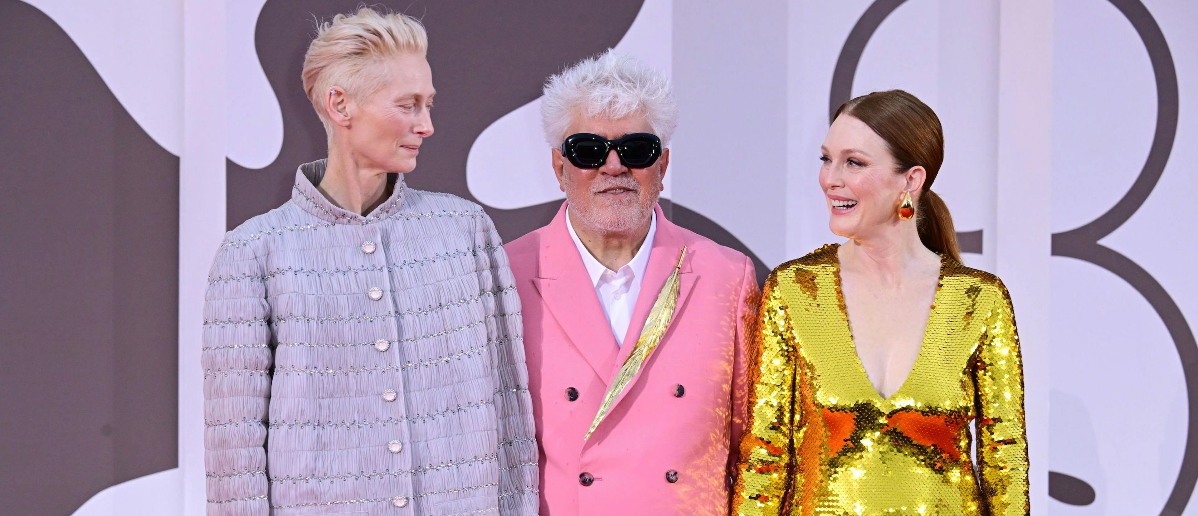 El director Pedro Almodóvar, rodeado por Tilda Swinton y Julianne Moore, en la alfombra roja de 'La habitación de al lado' en Venecia 2024