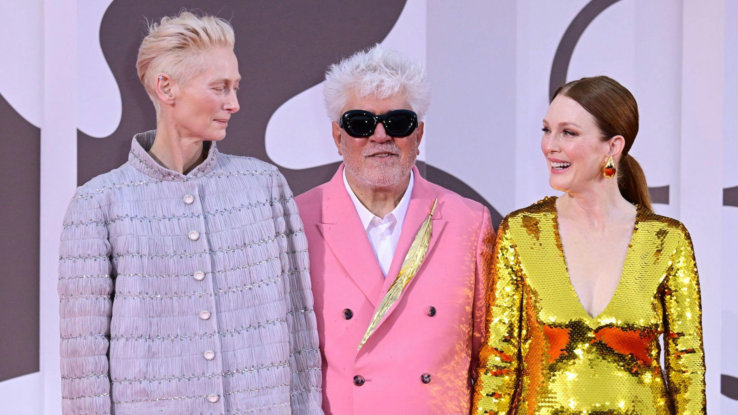 El director Pedro Almodóvar, rodeado por Tilda Swinton y Julianne Moore, en la alfombra roja de 'La habitación de al lado' en Venecia 2024