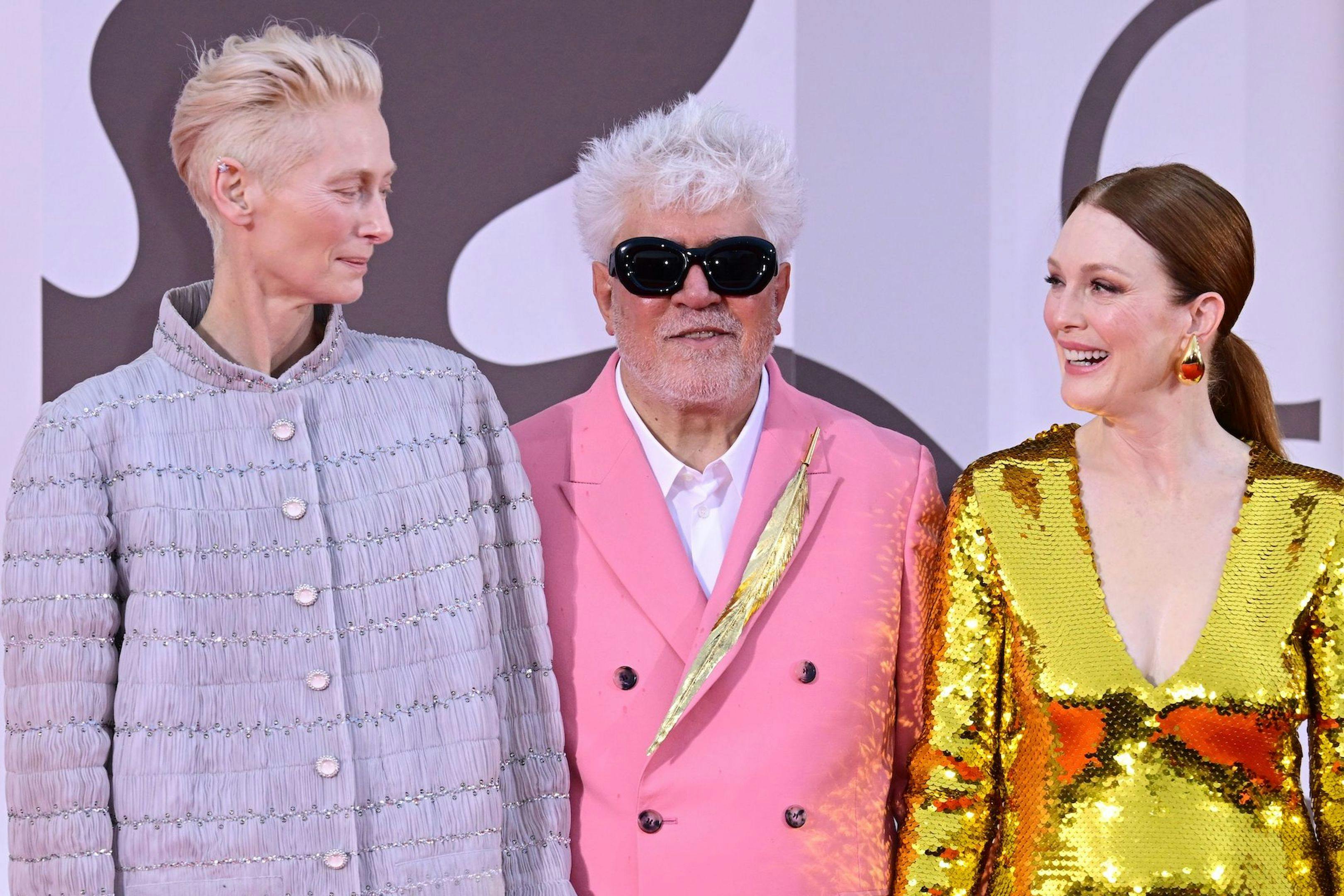 El director Pedro Almodóvar, rodeado por Tilda Swinton y Julianne Moore, en la alfombra roja de 'La habitación de al lado' en Venecia 2024