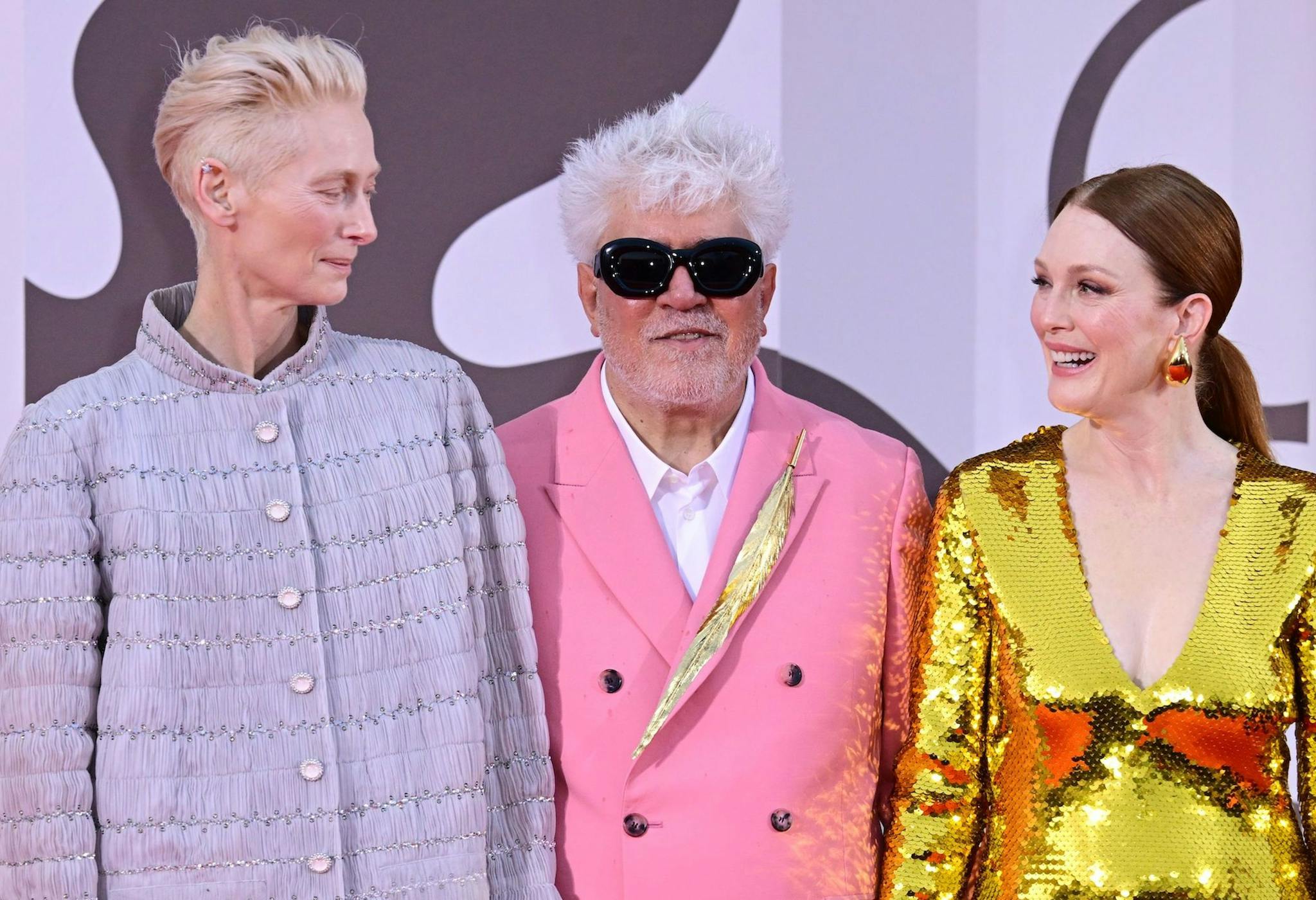 El director Pedro Almodóvar, rodeado por Tilda Swinton y Julianne Moore, en la alfombra roja de 'La habitación de al lado' en Venecia 2024