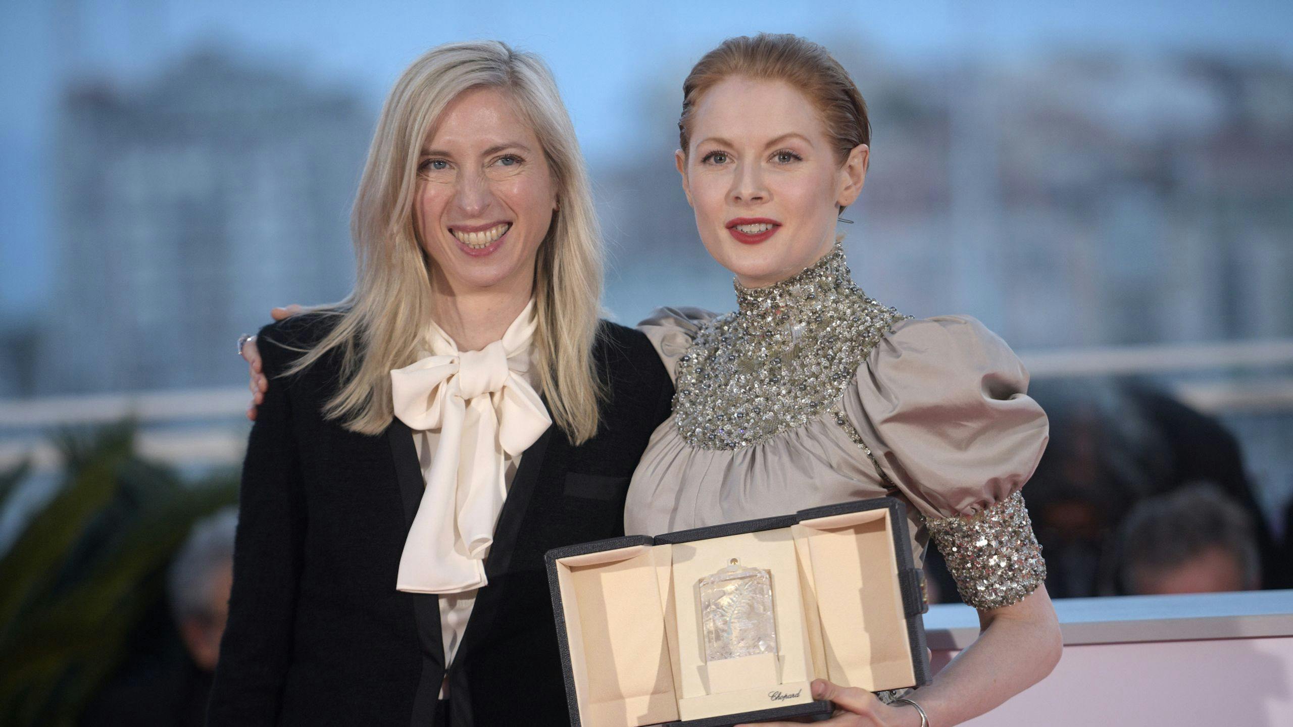 Jessica Hausner (der.) y Emily Beecham (izq.) en la gala de clausura del Festival de Cannes 2019
