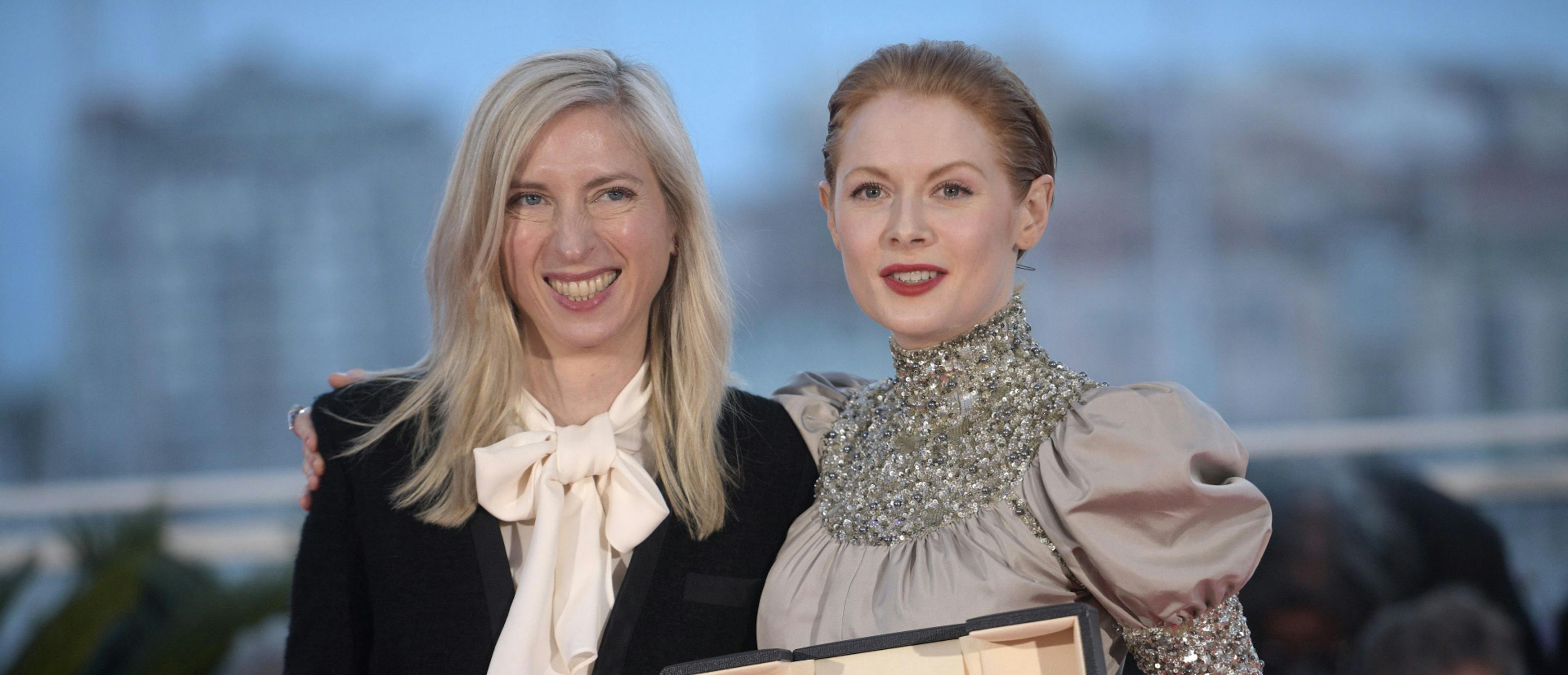 La directora Jessica Hausner (der.) y la actriz Emily Beecham (izq.) en la gala de clausura del Festival de Cannes 2019