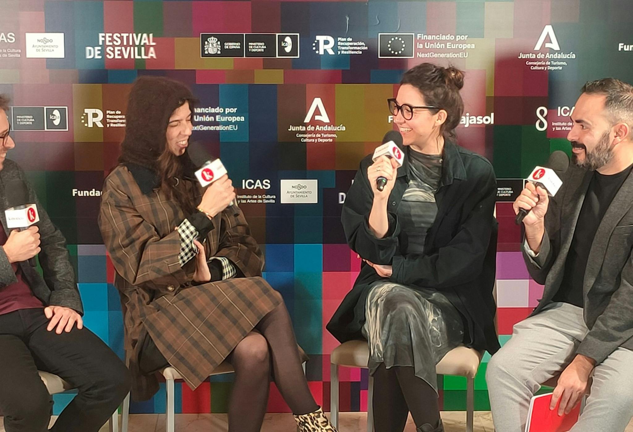 Francesc Miró, las directoras Julia de Castro y María Gisèle Royo y David Martos, en el set de Kinótico en el Festival de Sevilla