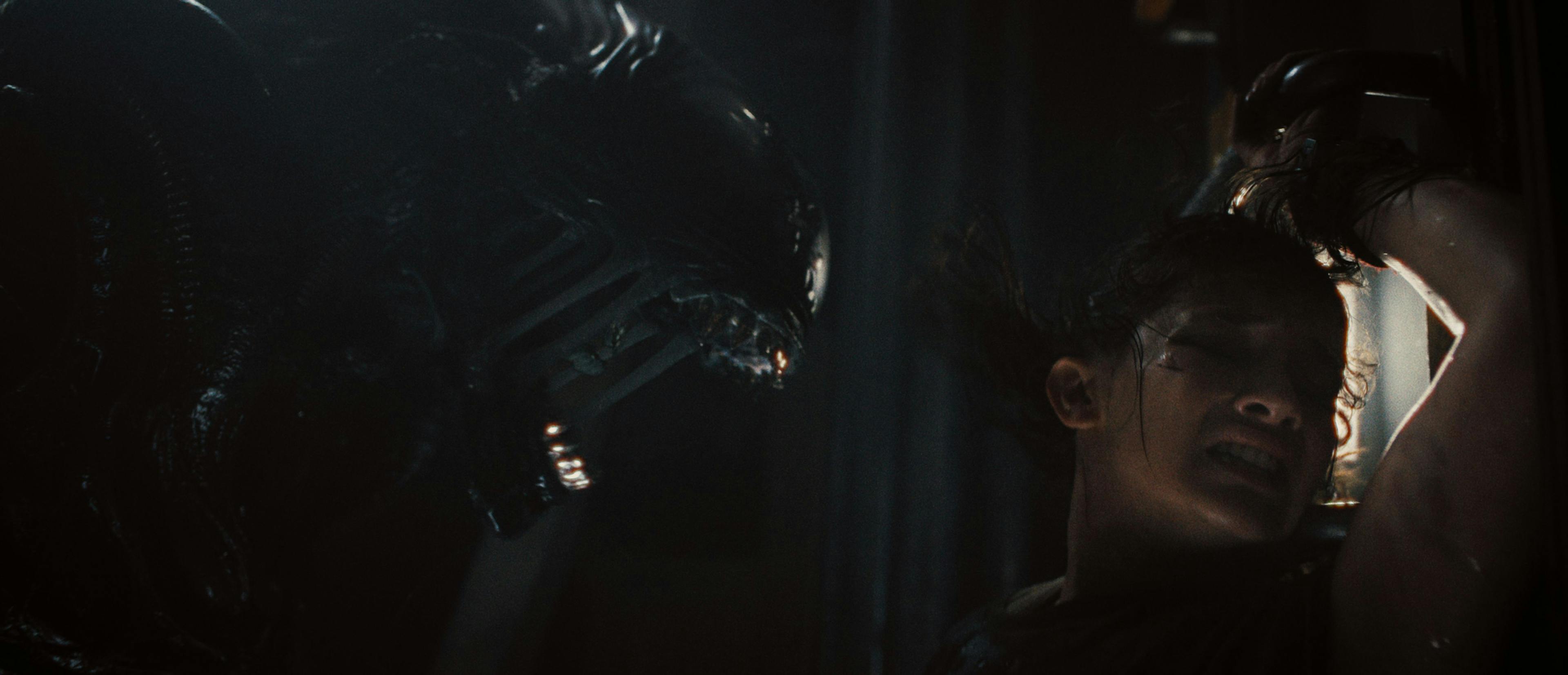 Cailee Spaeny como Rain, acosada por un xenomorfo en un fotograma de 'Alien: Romulus'