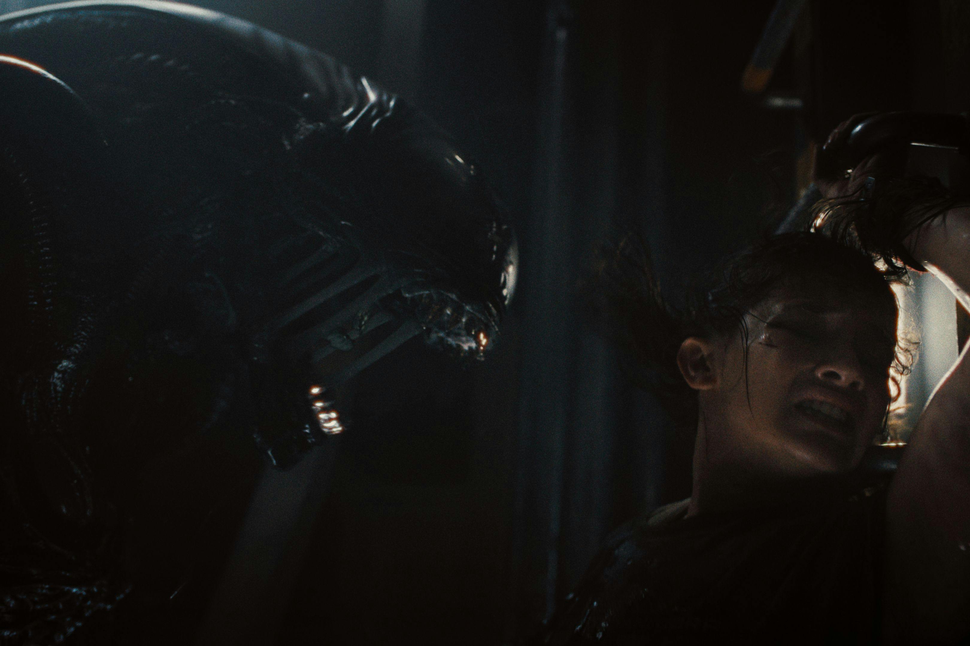 Cailee Spaeny como Rain, acosada por un xenomorfo en un fotograma de 'Alien: Romulus'