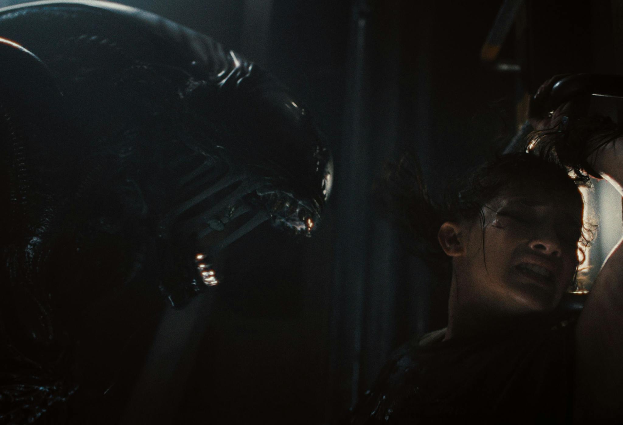 Cailee Spaeny como Rain, acosada por un xenomorfo en un fotograma de 'Alien: Romulus'