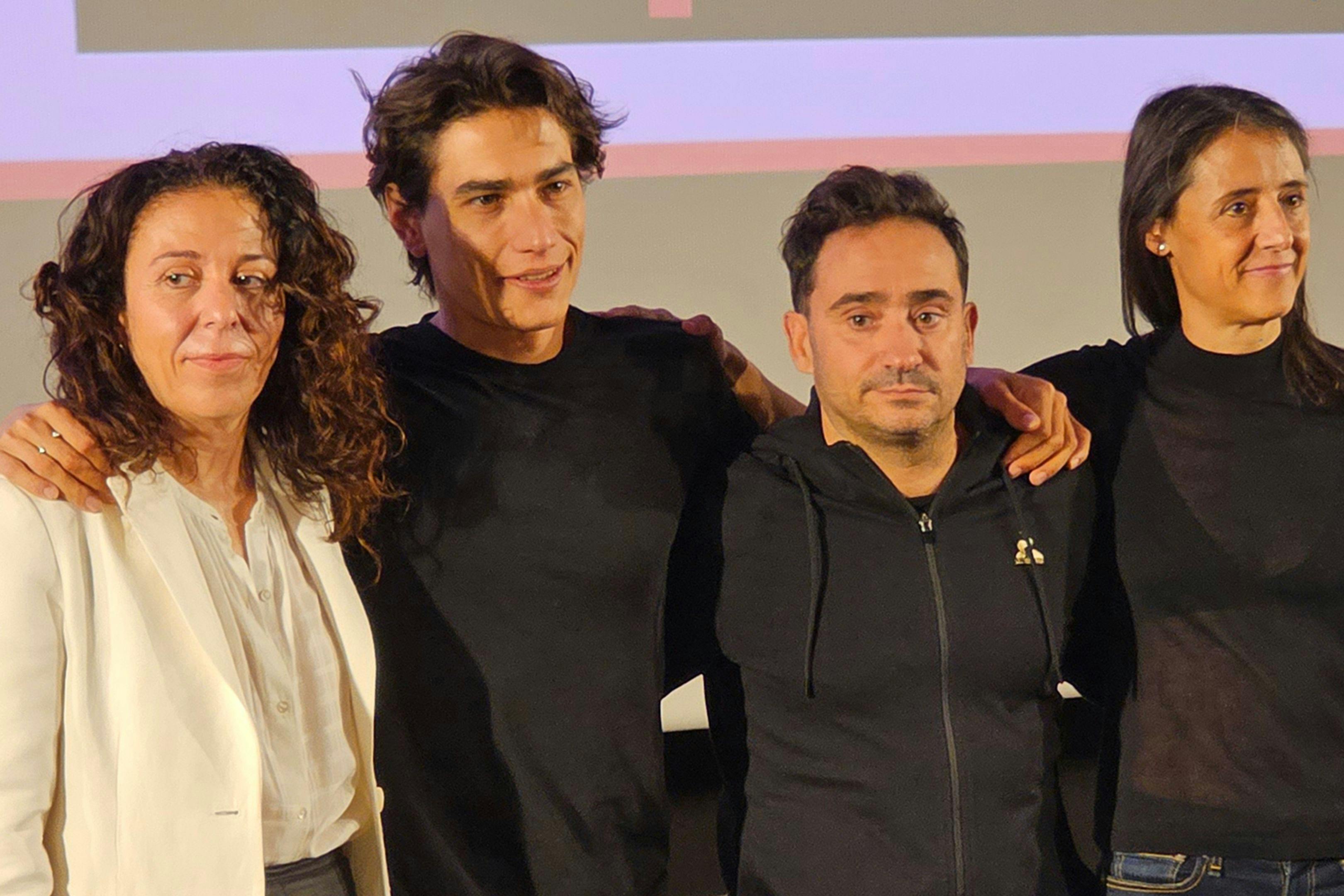 El director J. A. Bayona, las productoras Belén Atienza y Sandra Hermida y el actor Enzo Vogrincic