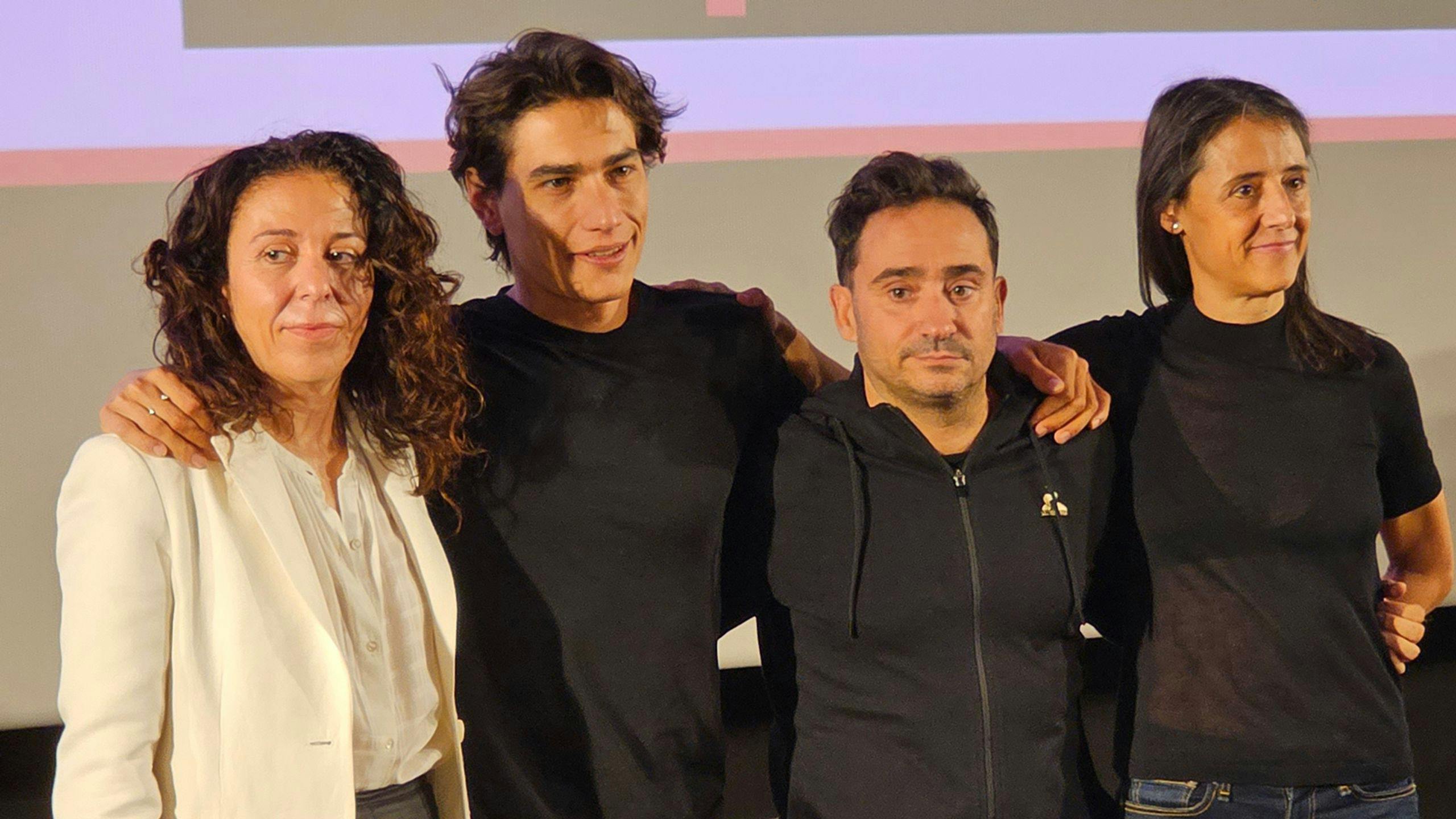 El director J. A. Bayona, las productoras Belén Atienza y Sandra Hermida y el actor Enzo Vogrincic