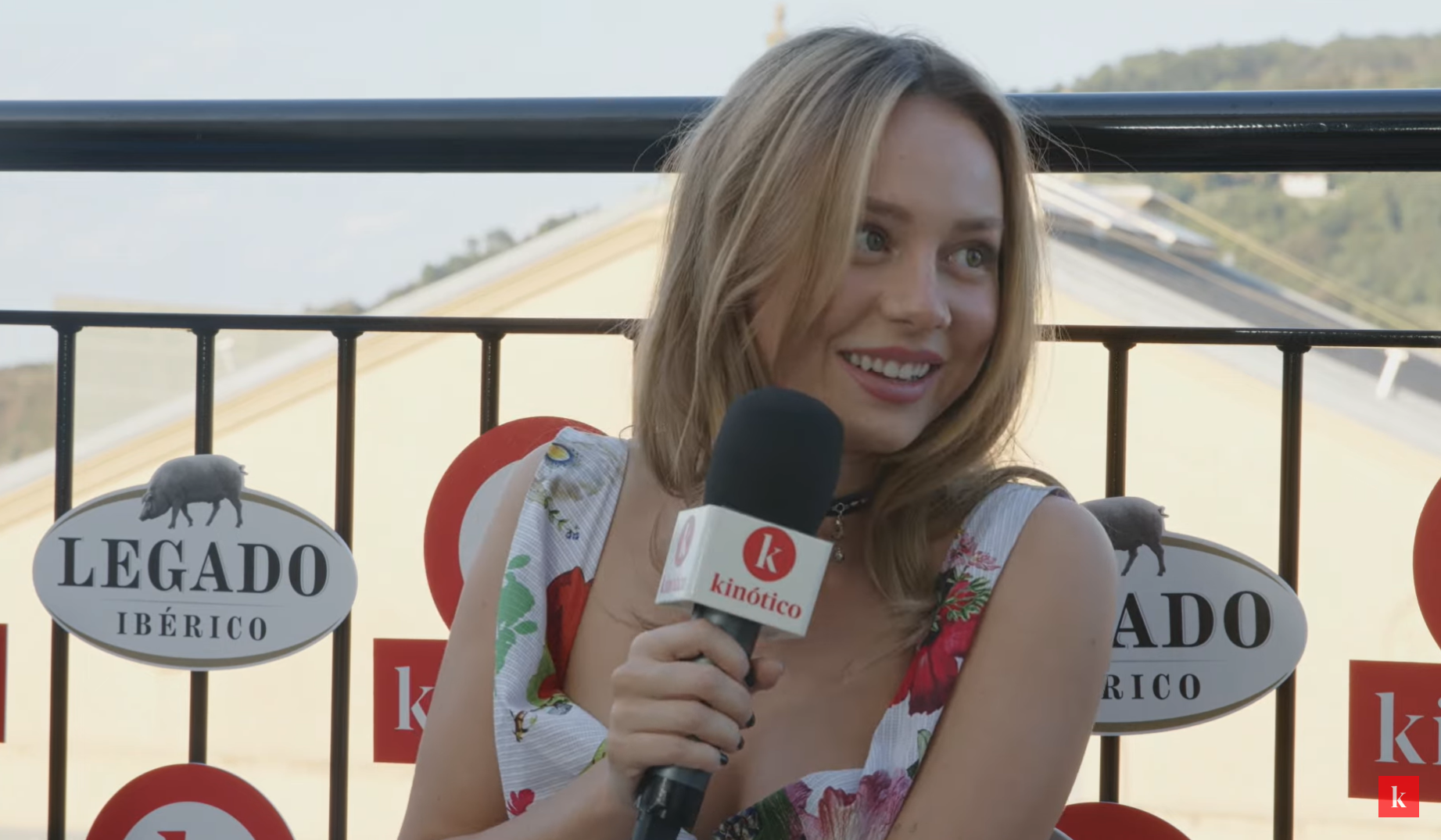 La actriz Ester Expósito durante una entrevista en el set de Kinótico en el Festival de San Sebastián 2024