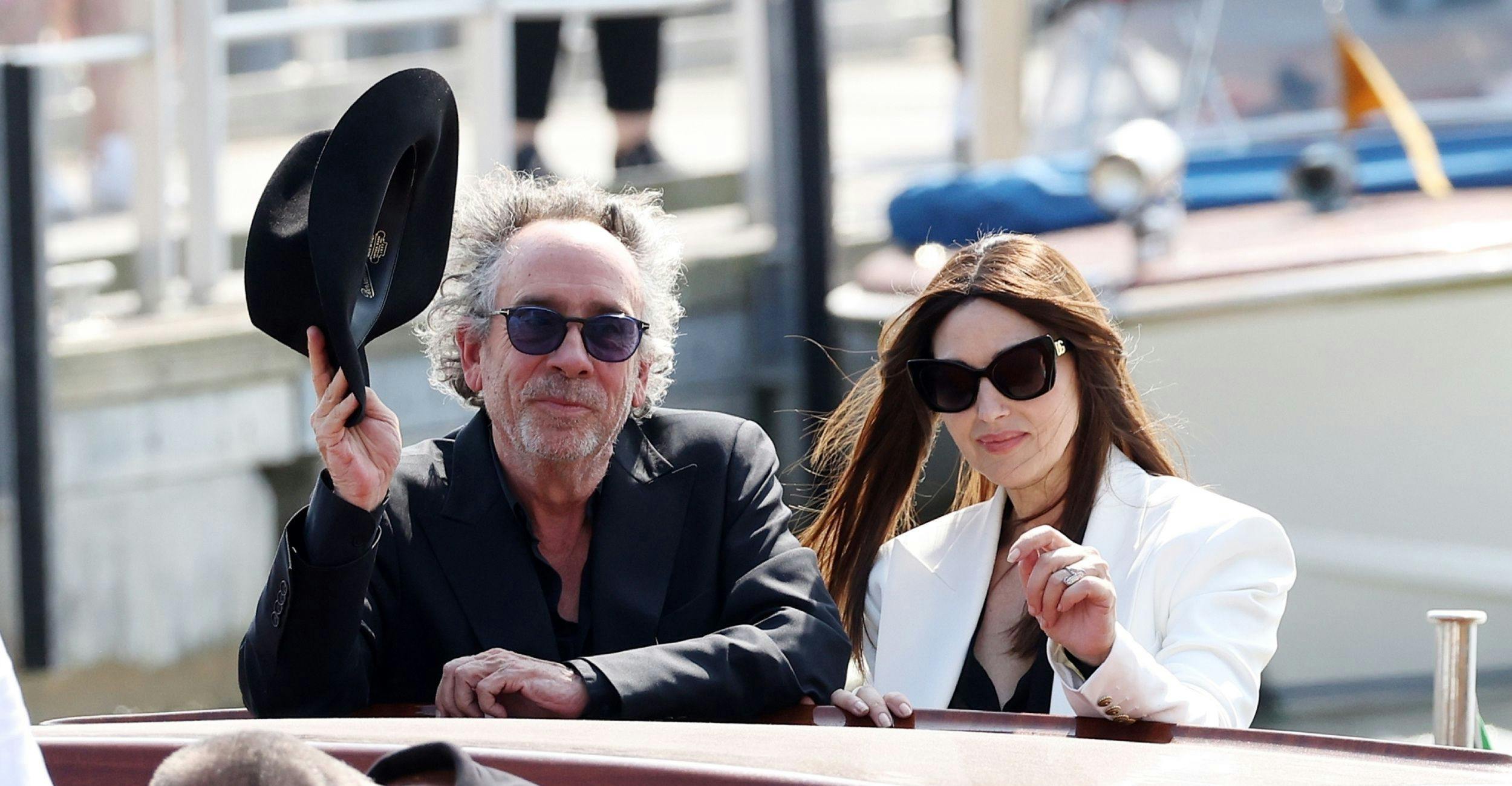 El director Tim Burton y la actriz Monica Bellucci, a su llegada a la edición 81 del Festival de Venecia para presentar 'Biltelchús Bitelchús'