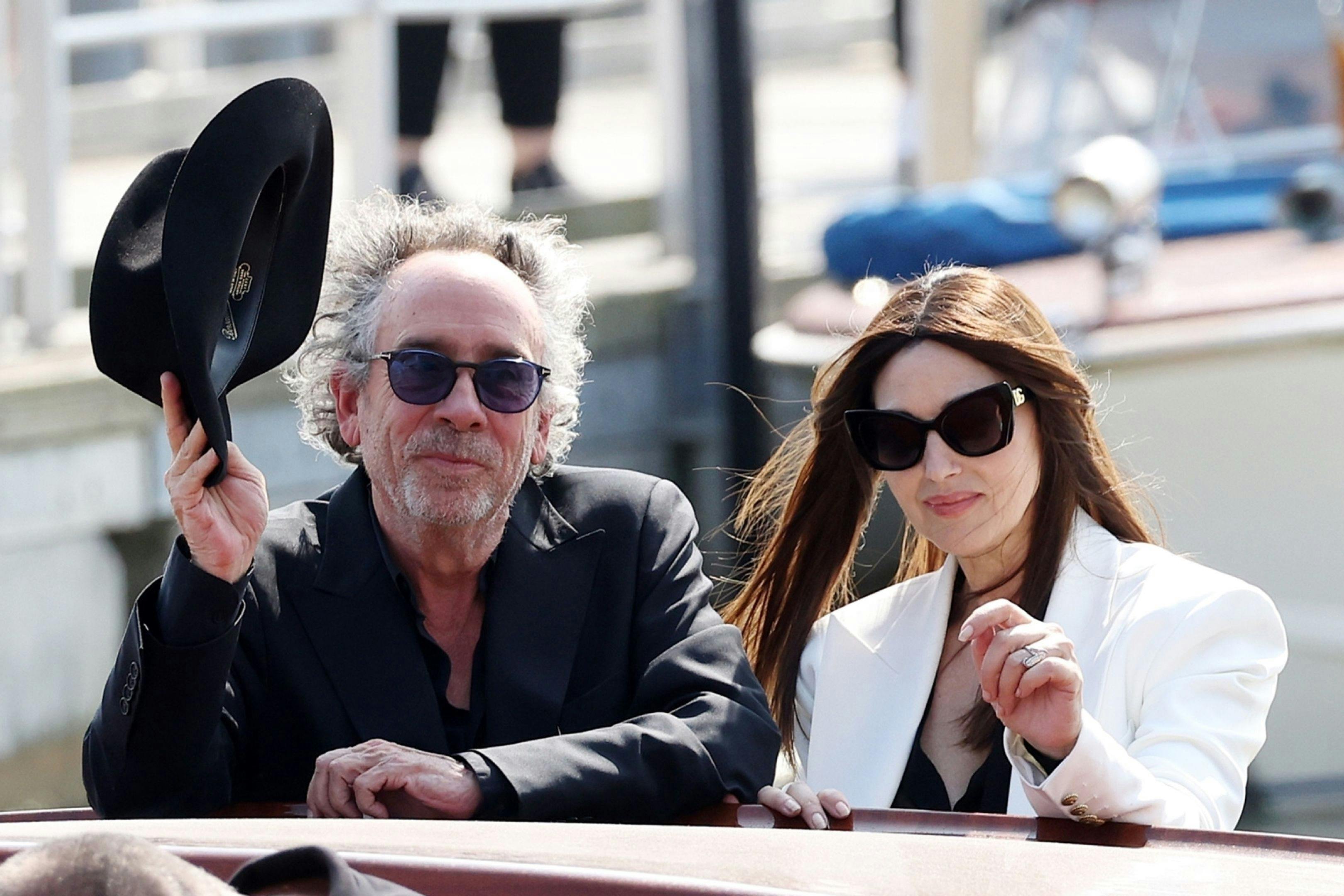 El director Tim Burton y la actriz Monica Bellucci, a su llegada a la edición 81 del Festival de Venecia para presentar 'Biltelchús Bitelchús'