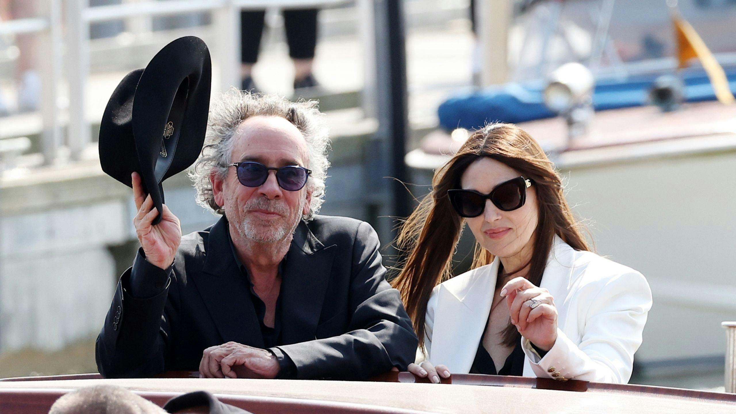 El director Tim Burton y la actriz Monica Bellucci, a su llegada a la edición 81 del Festival de Venecia para presentar 'Biltelchús Bitelchús'